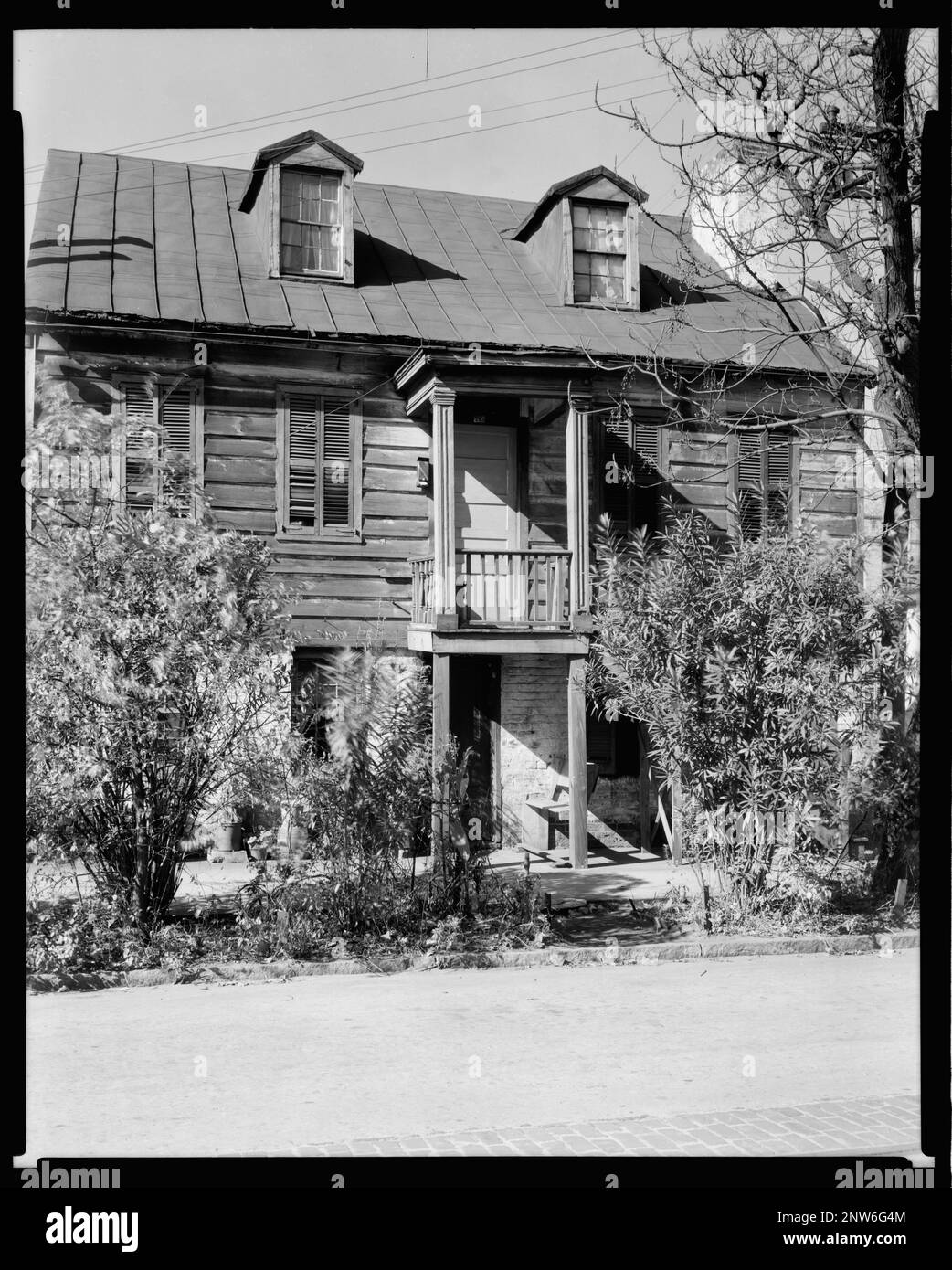 343 Habersham Street, Savannah, Chatham County, Géorgie. Carnegie Etude de l'architecture du Sud. États-Unis, Géorgie, Chatham County, Savannah, Porches, Dormeurs, maisons. Banque D'Images