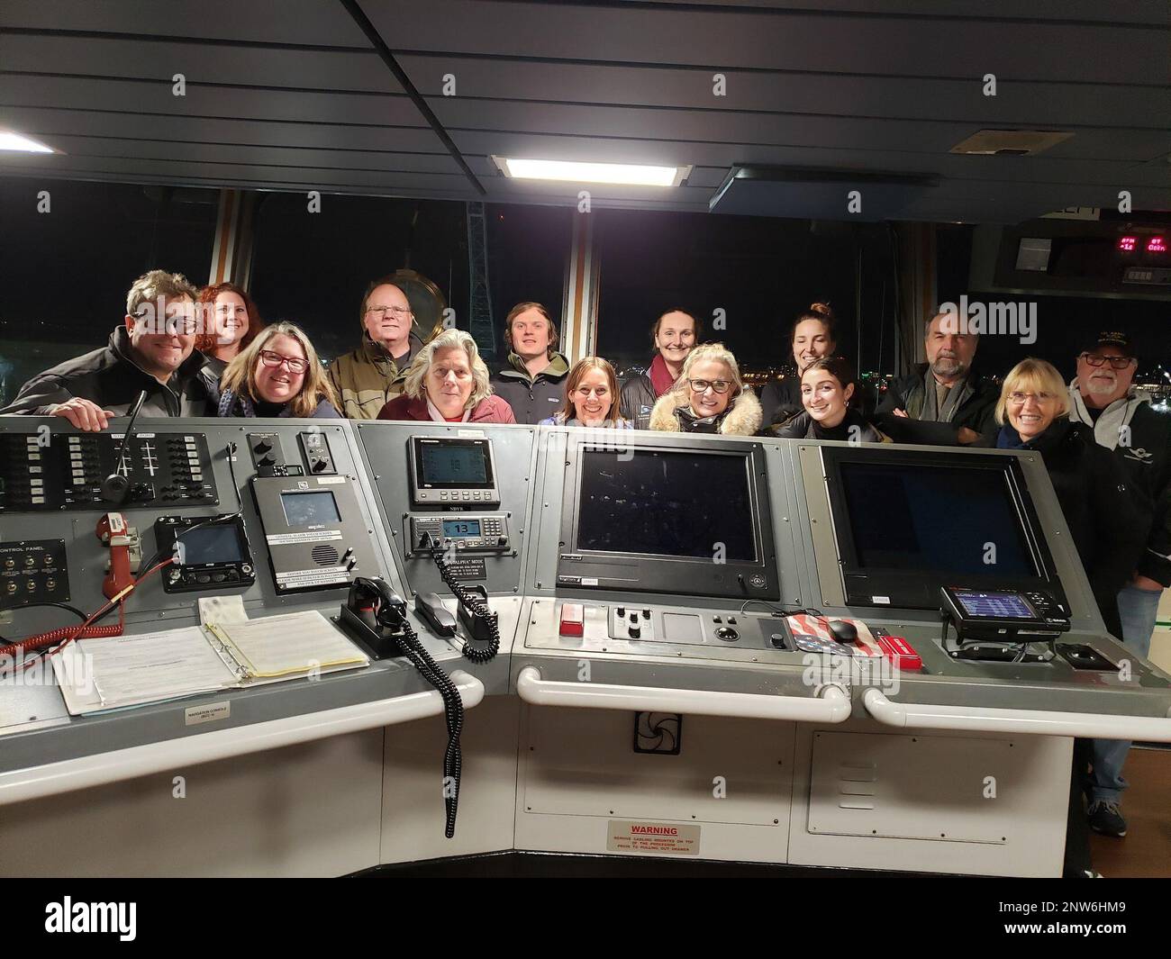 Les membres de la famille du navire militaire de transport de marchandises et de munitions sèches USNS Richard E. Byrd (T-AKE 4) posent sur le pont du navire lors d'une croisière TIGER de Bremerton, dans l'État de Washington, à Portland, en Oregon. La croisière TIGER a été la première pour le commandement militaire de Seallift depuis que les restrictions COVID de 2020 ont été mises en place pour protéger les équipages des navires contre le virus. Banque D'Images