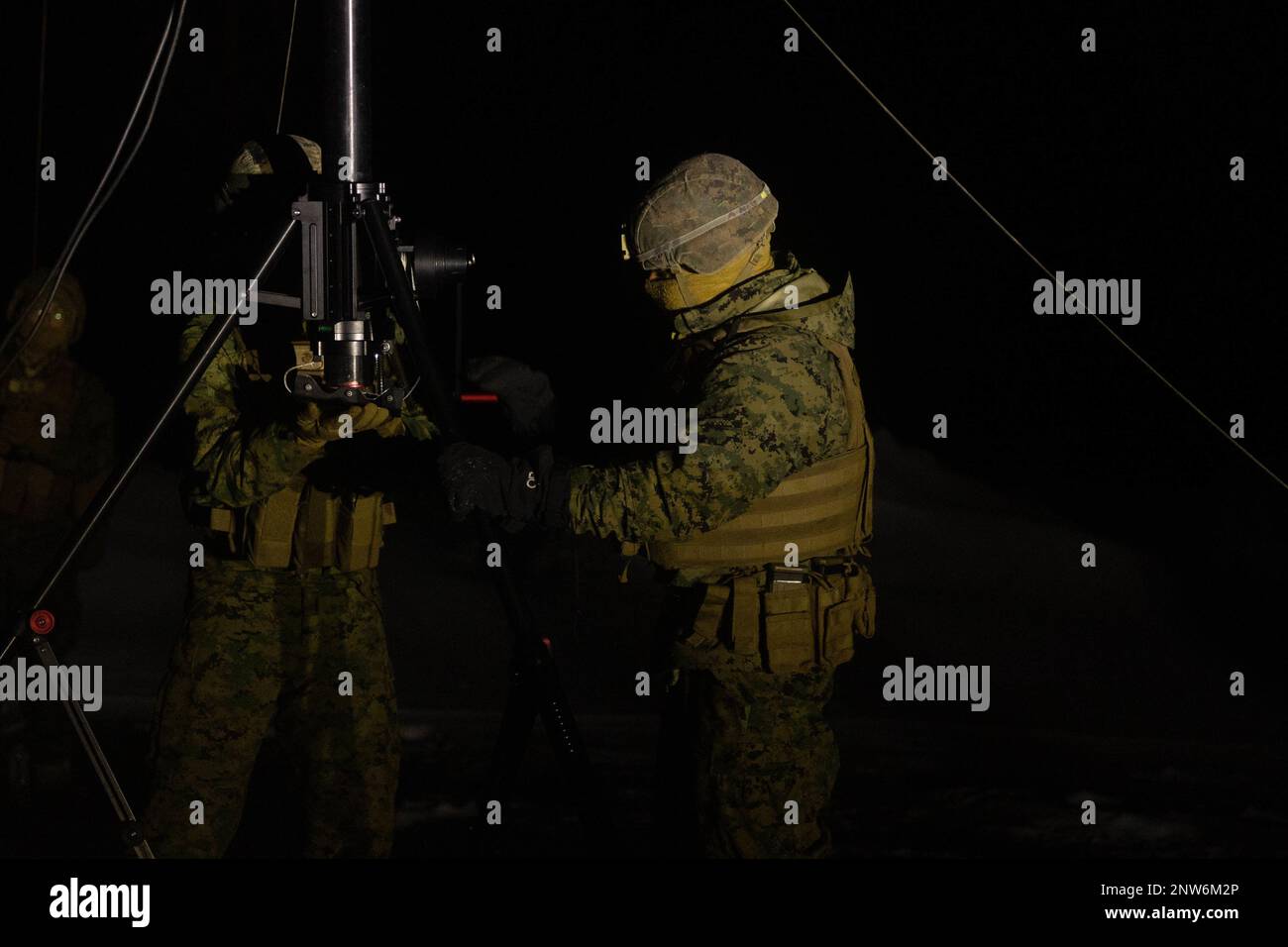 ÉTATS-UNIS Marines avec 3D Bataillon, 12th Marines démonte un mât d'antenne tout en déplaçant un site de retransmission pendant le Programme d'entraînement à la réinstallation de l'Artillerie 22,4 dans la zone de manœuvre de Yausubetsu, Hokkaido (Japon), 2 février 2023. Les compétences développées à l'ARTP augmentent la compétence et la préparation de la seule unité d'artillerie déployée en permanence dans le corps des Marines, leur permettant de fournir des feux indirects de précision. Banque D'Images
