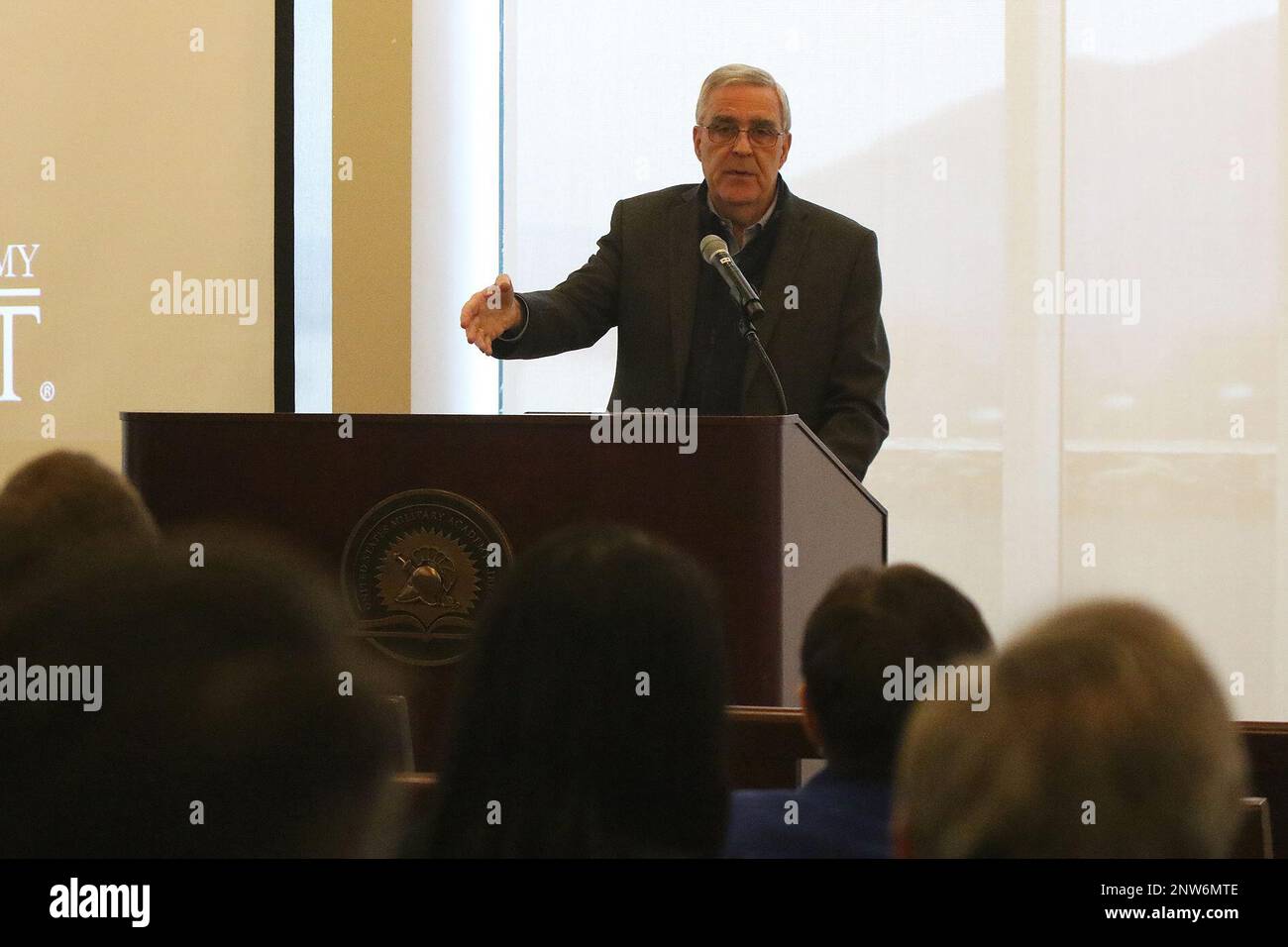 L'ambassadeur Douglas Lute, ancien ambassadeur des États-Unis auprès de l'OTAN, prend la parole au cours des remarques liminaires du Séminaire international sur la sécurité du 9 février à Jefferson Hall. Banque D'Images L'ambassadeur Douglas Lute, ancien ambassadeur des États-Unis auprès de l'OTAN, prend la parole au cours des remarques liminaires du Séminaire international sur la sécurité du 9 février à Jefferson Hall. Banque D'Images