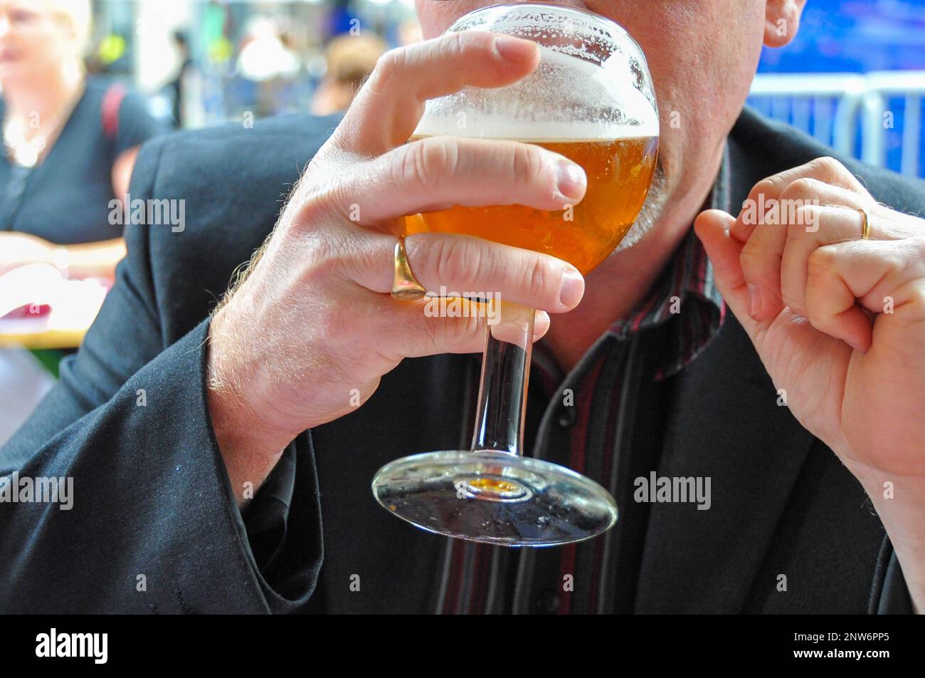 La bière est une boisson universelle et très ancienne, probablement la plus ancienne faite par l La bière est une boisson universelle et très ancienne, probablement la plus ancienne faite par l