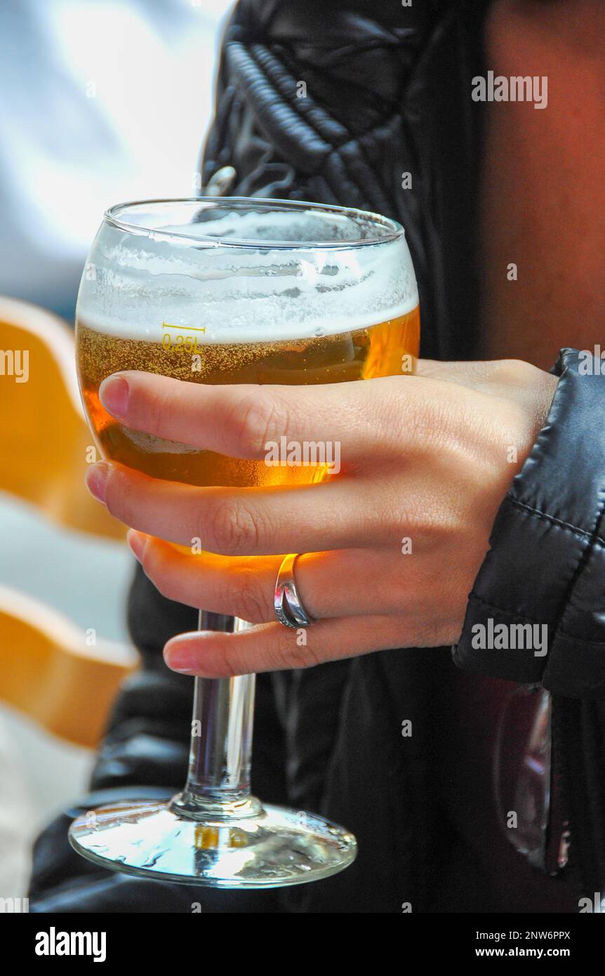 La bière est une boisson universelle et très ancienne, probablement la plus ancienne faite par l La bière est une boisson universelle et très ancienne, probablement la plus ancienne faite par l