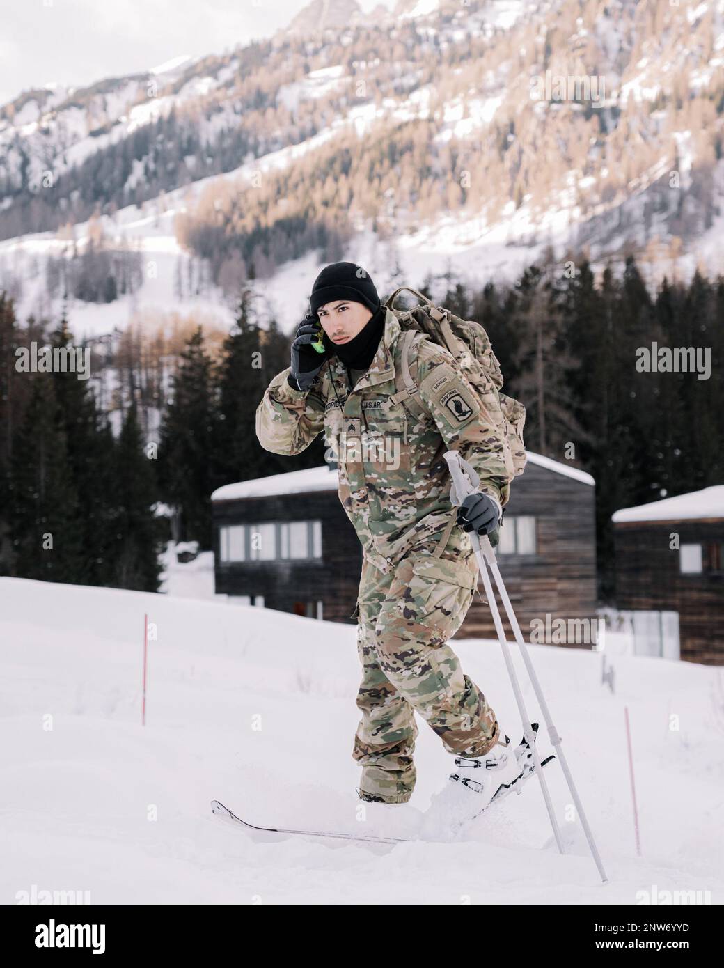 A ÉTATS-UNIS Le parachutiste de l’armée affecté à la Brigade aéroportée 173rd utilise un dispositif de localisation pour rechercher une victime lors de l’entraînement de sauvetage en avalanches enseigné par des instructeurs de ski de la Brigade Alpini de l’armée italienne à Corvara, en Italie, le 1 février 2023. L'exercice Alpine Star - Winter Resolve est un exercice d'entraînement multinational de guerre de montagne et d'arctique organisé par l'armée italienne. Trois pelotons de reconnaissance de la Brigade aéroportée 173rd participent à un programme d'entraînement en trois phases dirigé par la Brigade Alpini pour étendre les capacités de force en apprenant à déplacer, tirer et opérer dans les régions montagneuses et arctiques c. Banque D'Images