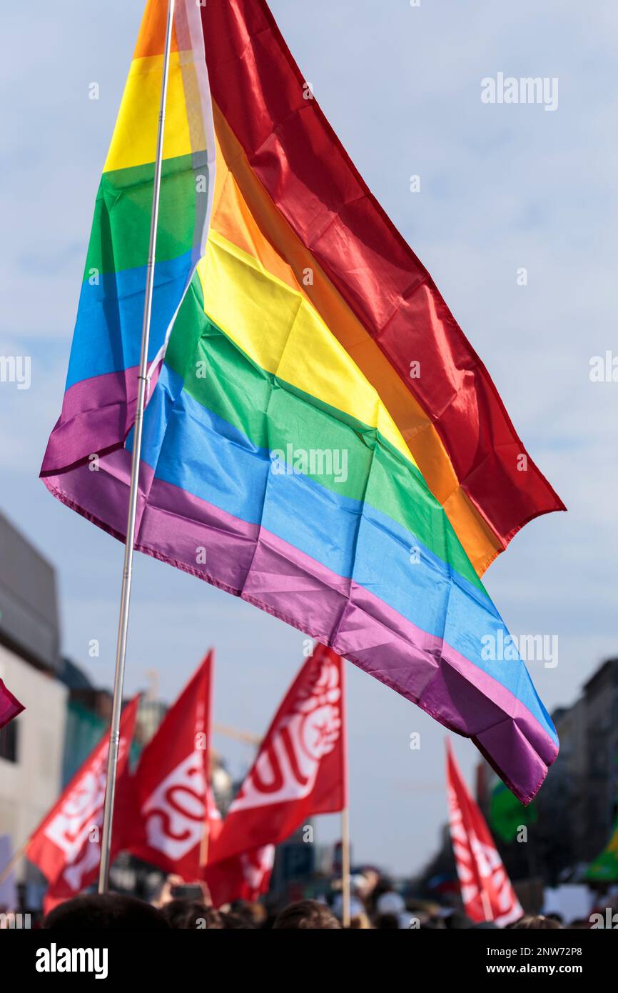 Berlin, Allemagne 3/8/2020 le drapeau arc-en-ciel LGBTQ+ flotte pendant la marche de la Journée internationale de la femme à Berlin Banque D'Images
