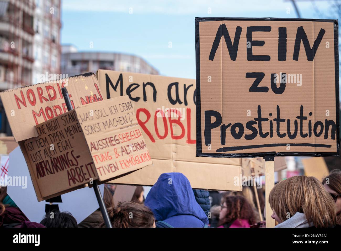 Berlin Allemagne 3/8/2020 un signe de protestation improvisé en allemand se lit comme “non à la prostitution”. Manifestation de la Journée des femmes 8m, Journée internationale de la femme Banque D'Images