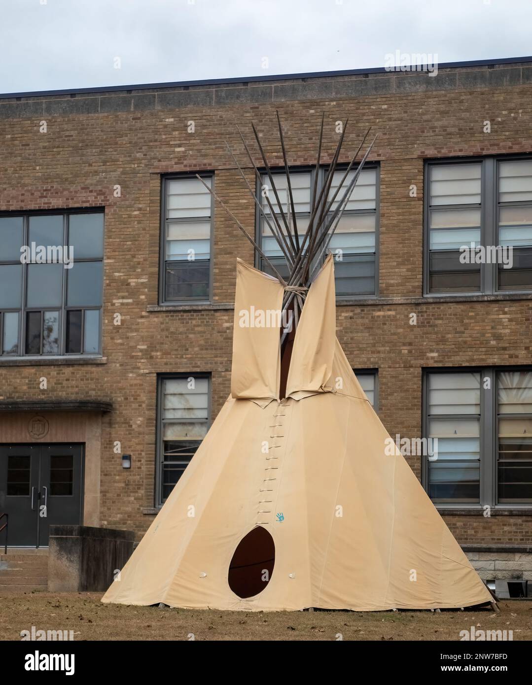 Préparation de tipi amérindienne en face d'une école à Winona, Minnesota, États-Unis. Banque D'Images