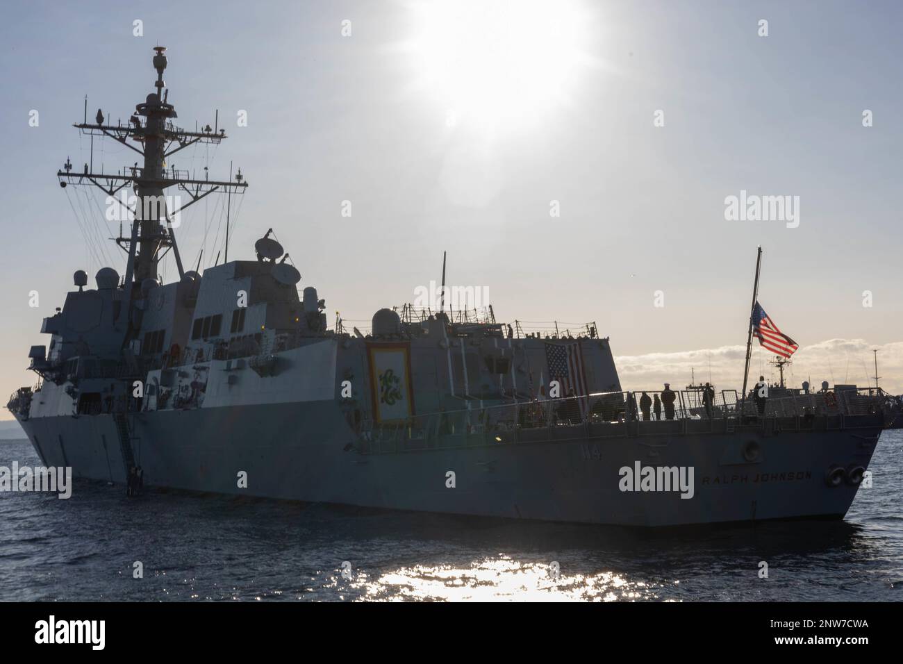 BAIE DE TOKYO (Japon) (26 janvier 2023) le destroyer à missiles guidés de classe Arleigh Burke USS Ralph Johnson (DDG 114), ancré dans la baie de Tokyo (Japon), janvier 26. Ralph Johnson est affecté au Commandant de la Force opérationnelle 71/Estroyer Squadron 15 déployé vers l'avant dans la zone d'opération 7th de la flotte à l'appui d'une Indo-Pacific libre et ouverte. Banque D'Images