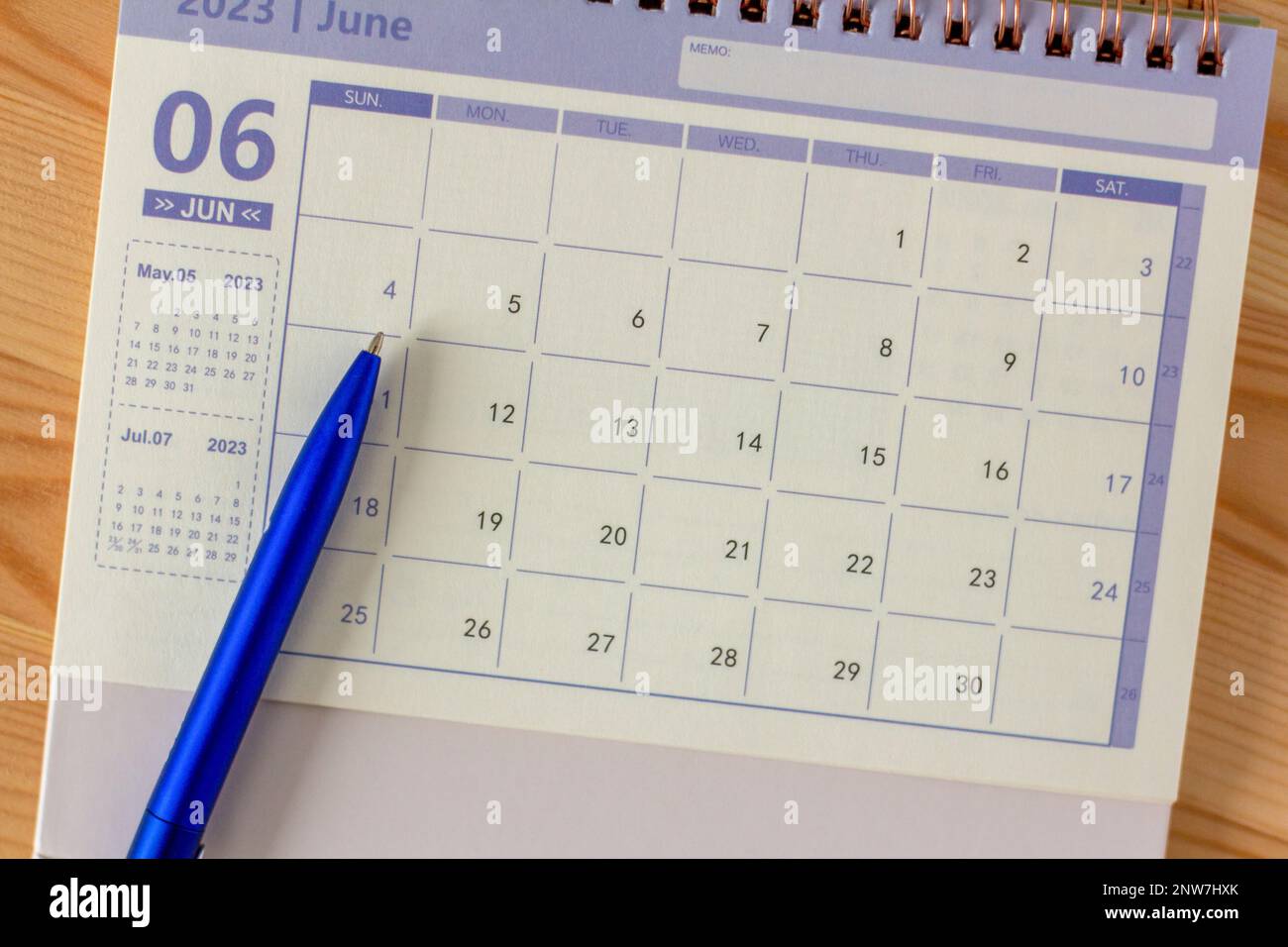 Calendrier de bureau pour juin 2023 sur le bureau Banque D'Images