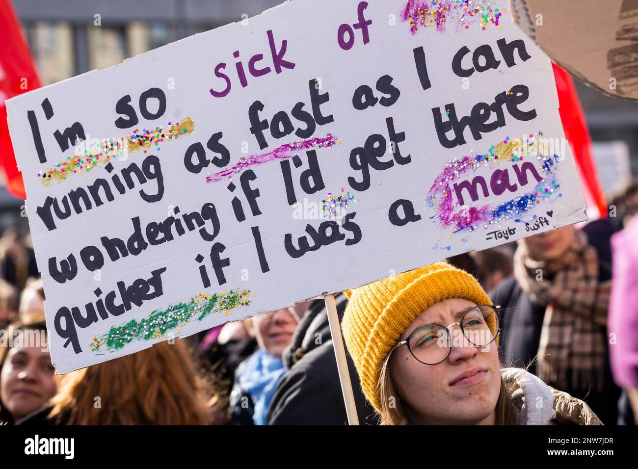 Berlin, Allemagne 3/8/2020 Journée internationale de la femme mars 8M. Une jeune femme porte un signe de protestation improvisé qui critique la structure patriarcale Banque D'Images