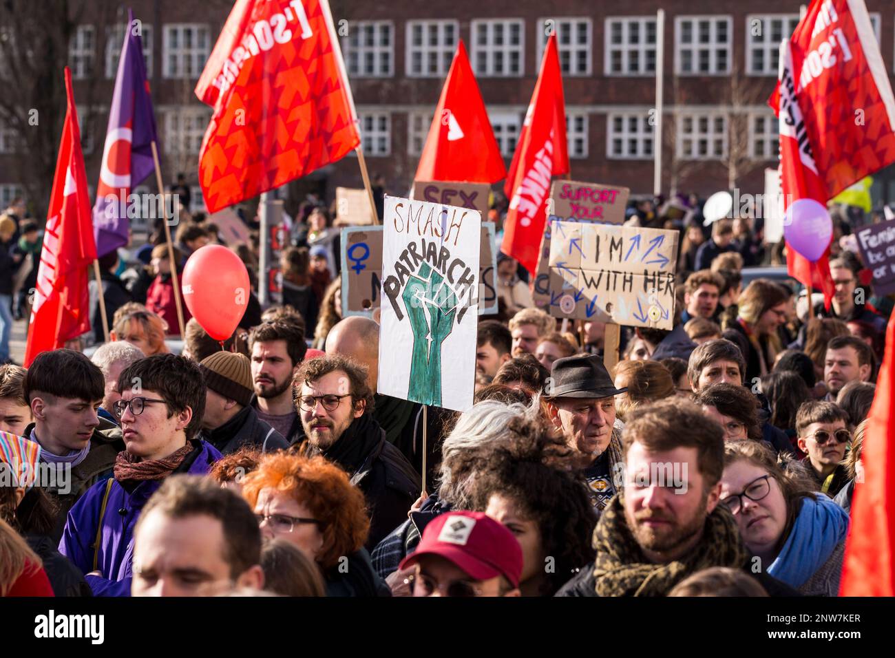 Berlin, Allemagne 3/8/2020 personnes assistent à la manifestation de la journée de combat. marche de la Journée internationale de la femme à Berlin. Un signe de protestation improvisé qui se lit comme suit : « S Banque D'Images