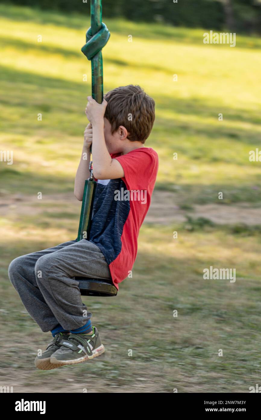 enfant jouant sur une tyrolienne Photos