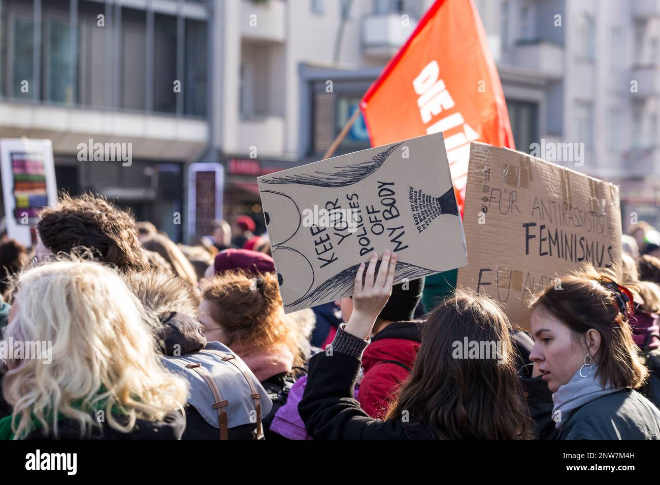 Berlin, Allemagne 3/8/2020 des jeunes femmes avec des signes de protestation improvisés qui critiquent les structures patriarcales dans la société assistent à la fête de la lutte Demonstrati Banque D'Images