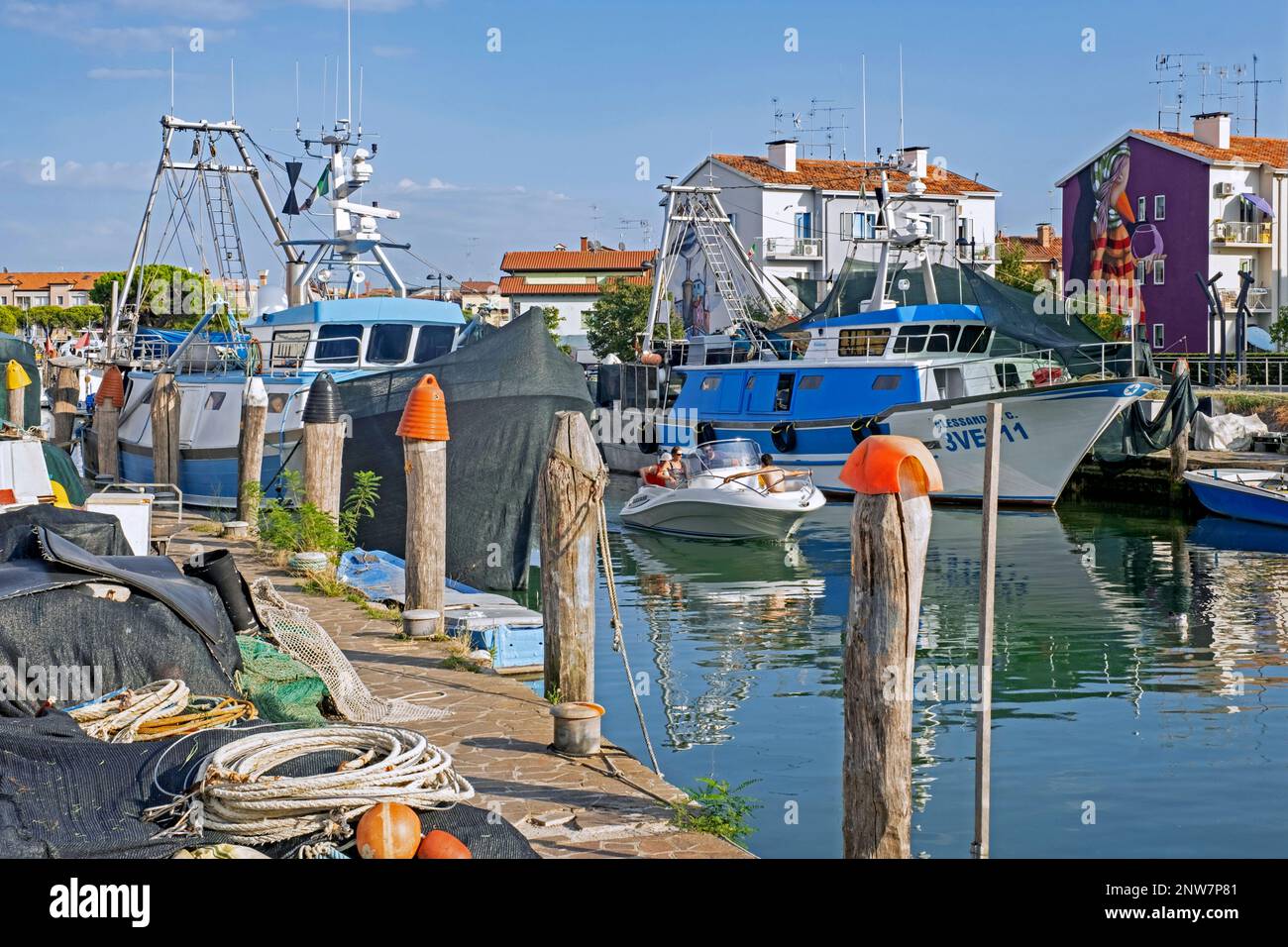 Bateaux de pêche dans le port de Caorle, ville côtière dans la ville métropolitaine de Venise, Vénétie, Italie du Nord Banque D'Images