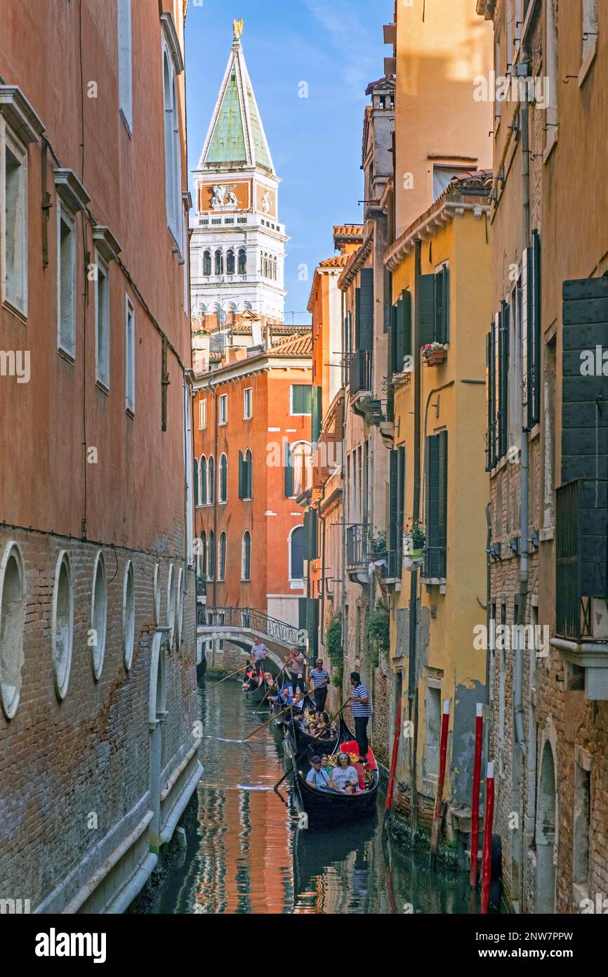 Gondoles traditionnelles avec des touristes sur des excursions le long de canaux étroits à Venise, Vénétie, Italie du Nord-est Banque D'Images