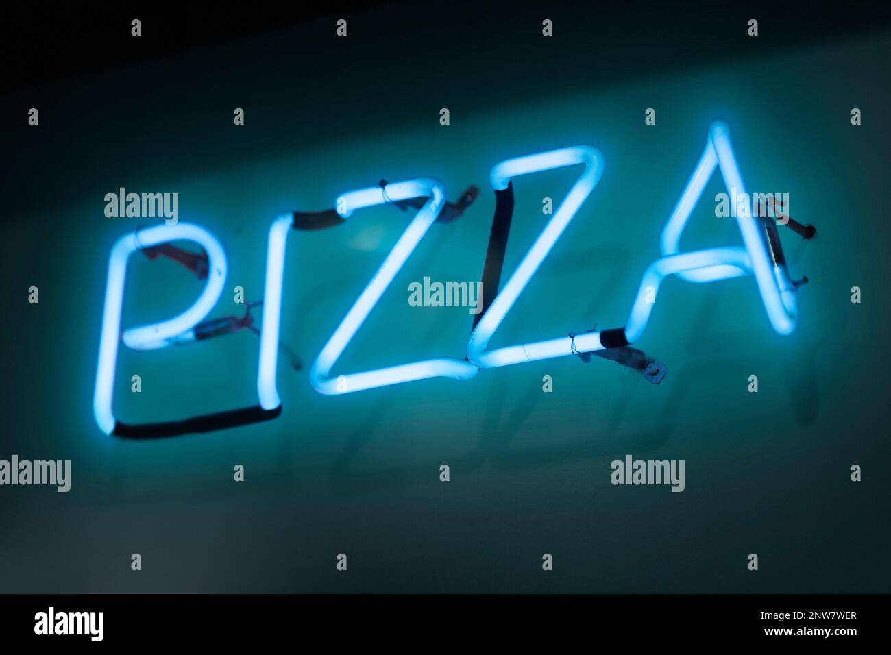 Lumière néon cyan en forme de « pizza ». Banque D'Images