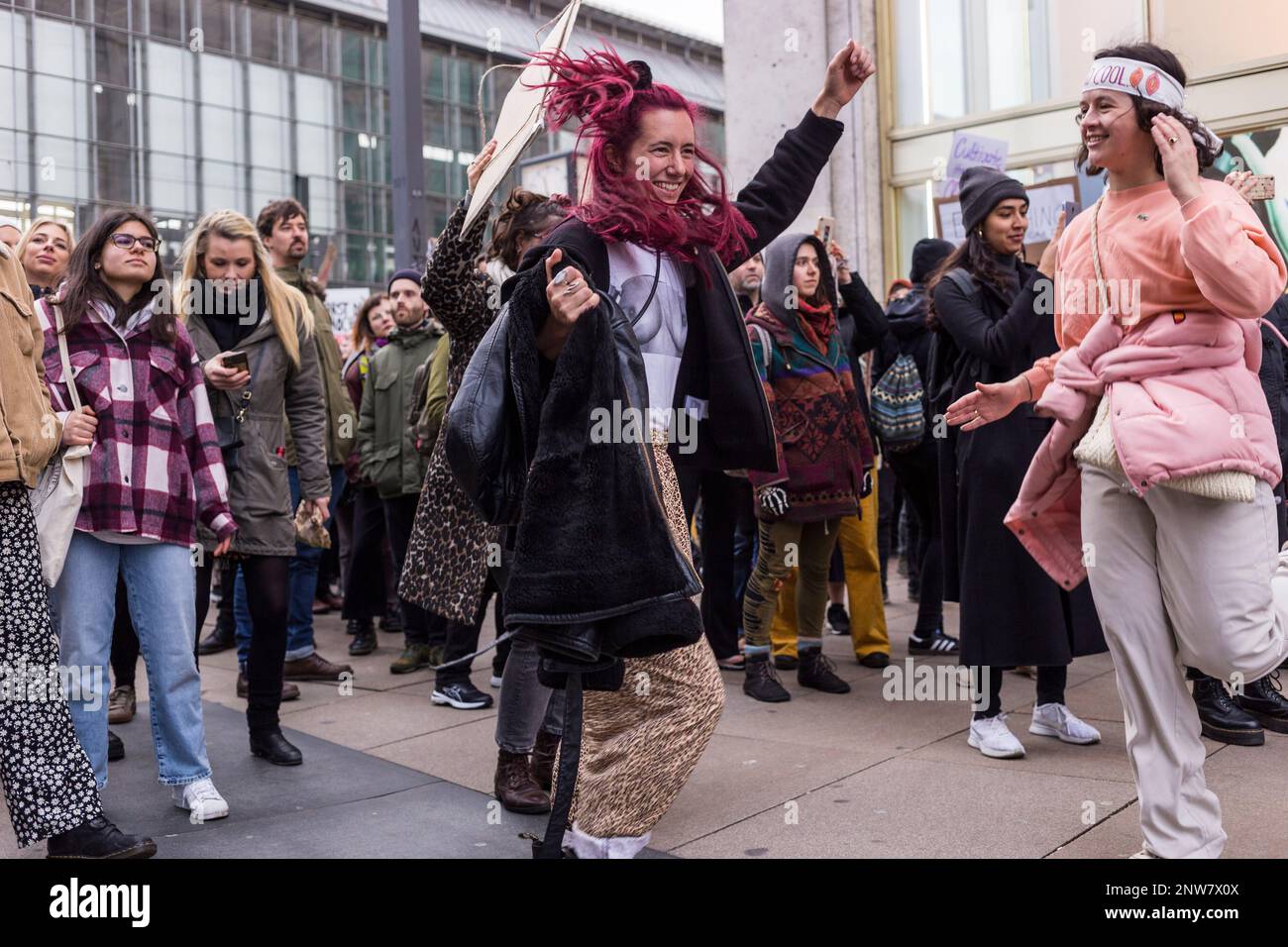 Berlin, Allemagne 3/8/2020 les jeunes femmes célèbrent et dansent dans la rue lors de la manifestation "Journée internationale de la femme" 8M Banque D'Images