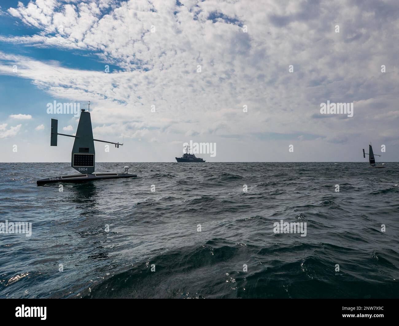 230108-N-UL352-1189 GOLFE PERSIQUE (le 8 janvier 2023) deux navires de surface sans pilote de Saildrone Explorer et le destroyer à missiles guidés USS Delbert D. Black (DDG 119) opèrent dans le golfe Persique, le 8 janvier. Delbert D. Black est déployé dans la zone d'opérations de la flotte américaine 5th afin d'assurer la sécurité et la stabilité maritimes dans la région du Moyen-Orient. Banque D'Images