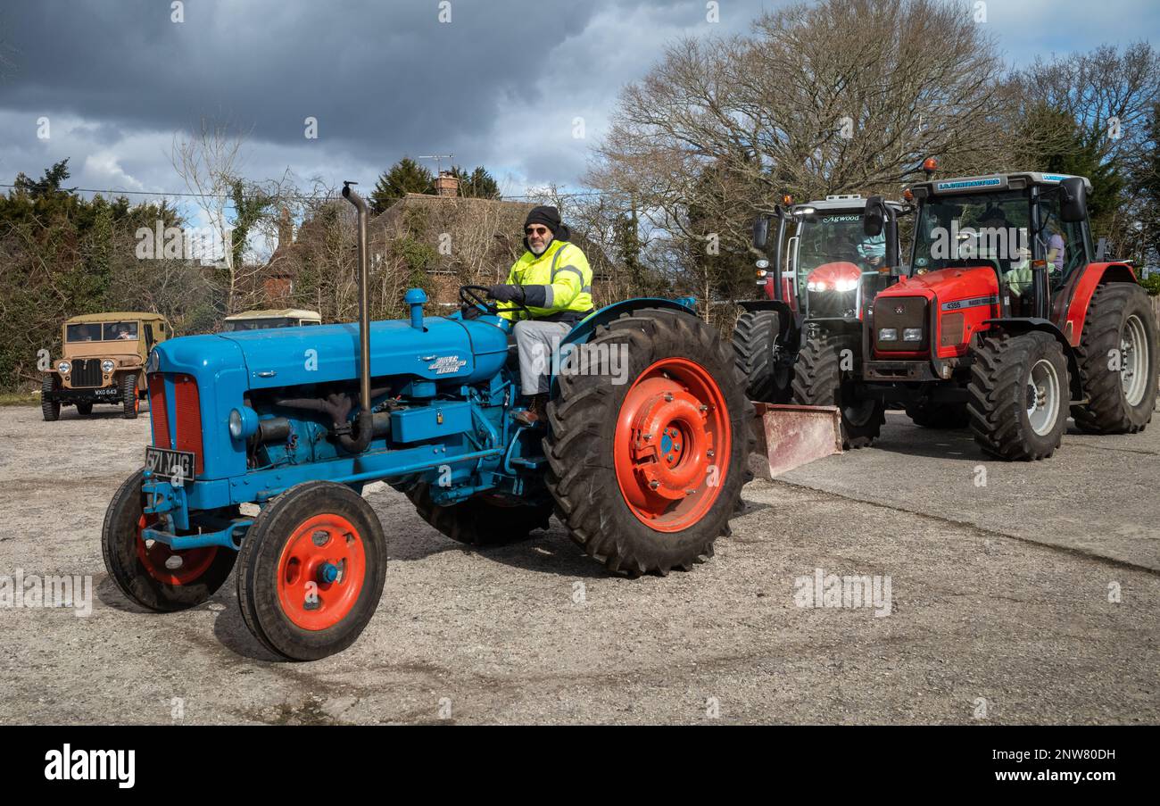 Un homme conduit un ancien tracteur Fordson Power Major lors d'un rallye de véhicules d'époque à Wisborough Green, West Sussex, Royaume-Uni. Banque D'Images