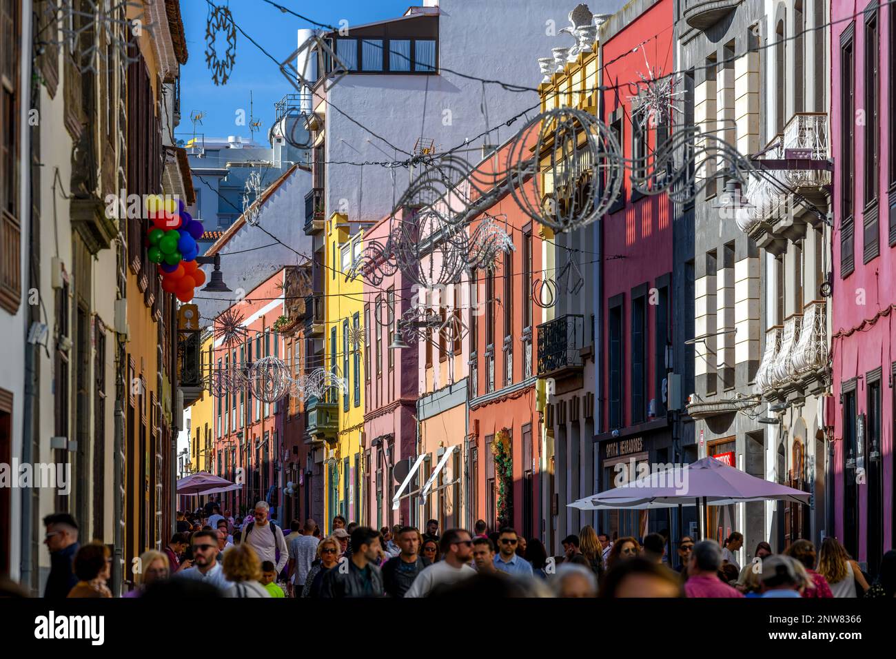 Les clients de Noël se rassemblent dans une Calle Herradores colorée à l'approche des fêtes de fin d'année à San Cristobal de la Laguna, Tenerife. Banque D'Images