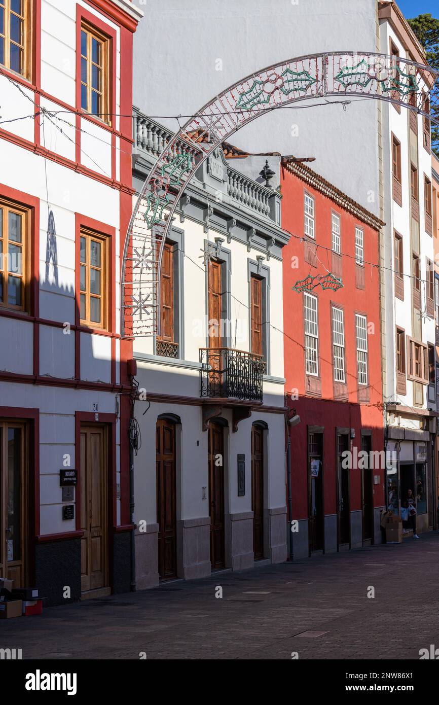 Le soleil de l'après-midi illumine les bâtiments colorés bordant Calle del Obispo Rey Redondo à San Cristobal de la Laguna à Tenerife. Banque D'Images