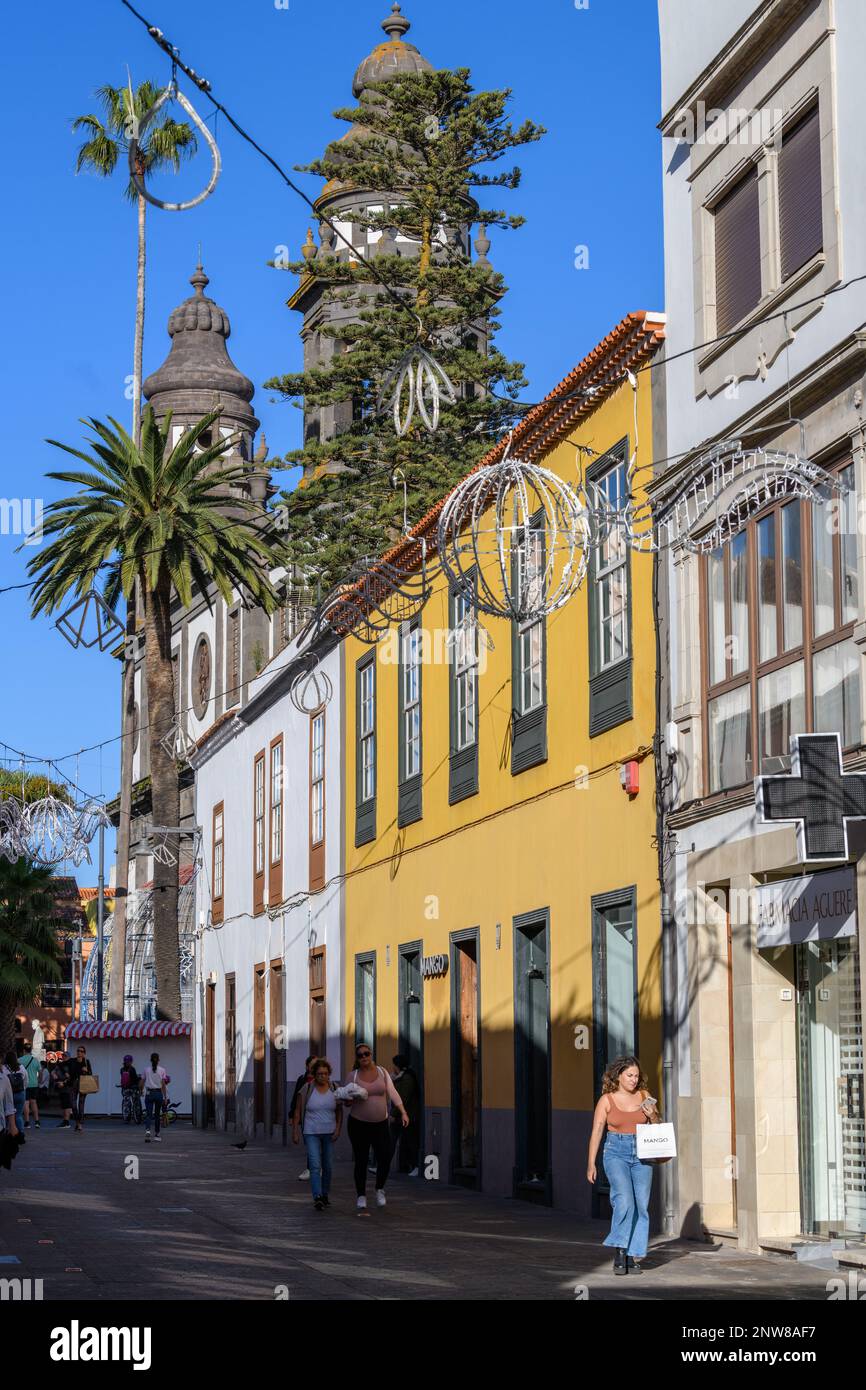 Les clochers jumeaux et la façade ouest de la cathédrale de San Cristóbal de la Laguna surplombent une Calle San Juan ensoleillée et festive à la Laguna, Tenerife Banque D'Images