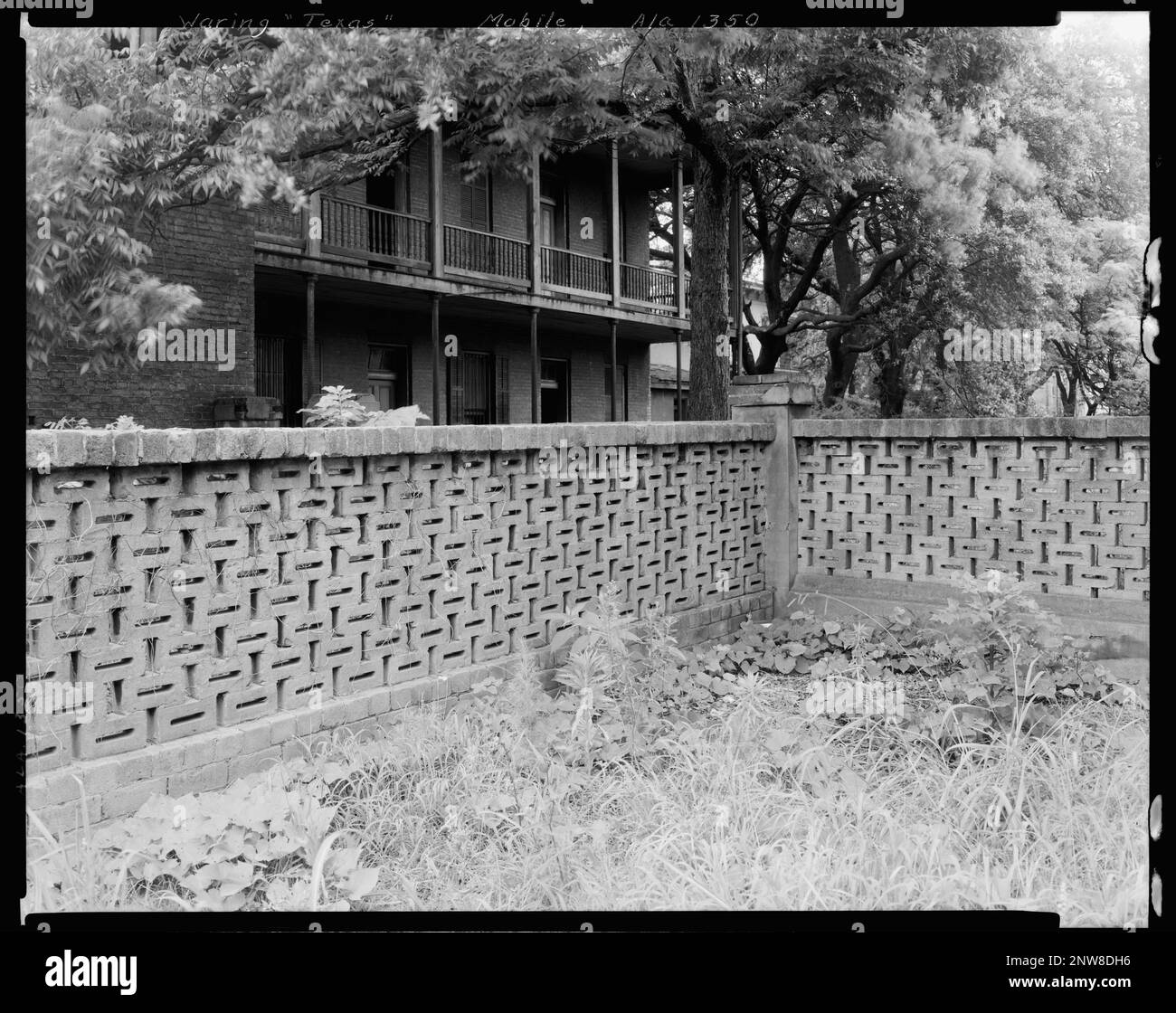 The Waring House, 351 Government St., Mobile, Mobile County, Alabama. Carnegie Etude de l'architecture du Sud. États-Unis, Alabama, Mobile County, Mobile, Stone Walls, Balcons. Banque D'Images The Waring House, 351 Government St., Mobile, Mobile County, Alabama. Carnegie Etude de l'architecture du Sud. États-Unis, Alabama, Mobile County, Mobile, Stone Walls, Balcons. Banque D'Images
