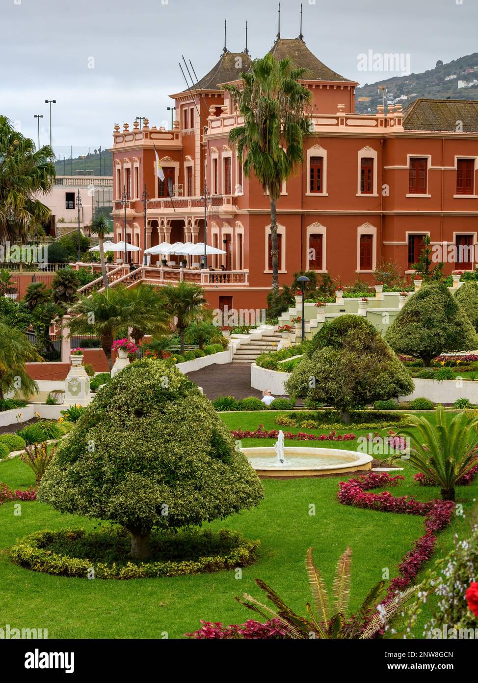 Le Club social Liceo Taoro vu de Jardínes del Marquesado de la Quinta Roja à la Orotava, Tenerife Banque D'Images