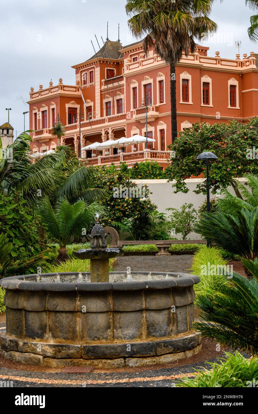 Le Club social Liceo Taoro vu de Jardínes del Marquesado de la Quinta Roja à la Orotava, Tenerife Banque D'Images