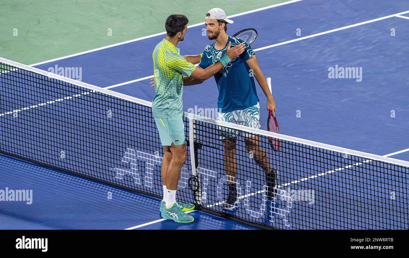 Dubaï, Émirats arabes Unis. 28 février 2023, Dubaï, Émirats arabes Unis. 28 février 2023, Tomas Machac de la République tchèque félicite Novak Djokovic de Serbie après leur ATP 500 Dubai Duty Free tennis Championships 2023 R32 match sur 28 février 2023 à Dubaï, Émirats Arabes Unis. Photo de Victor Fraile / Power Sport Images Banque D'Images