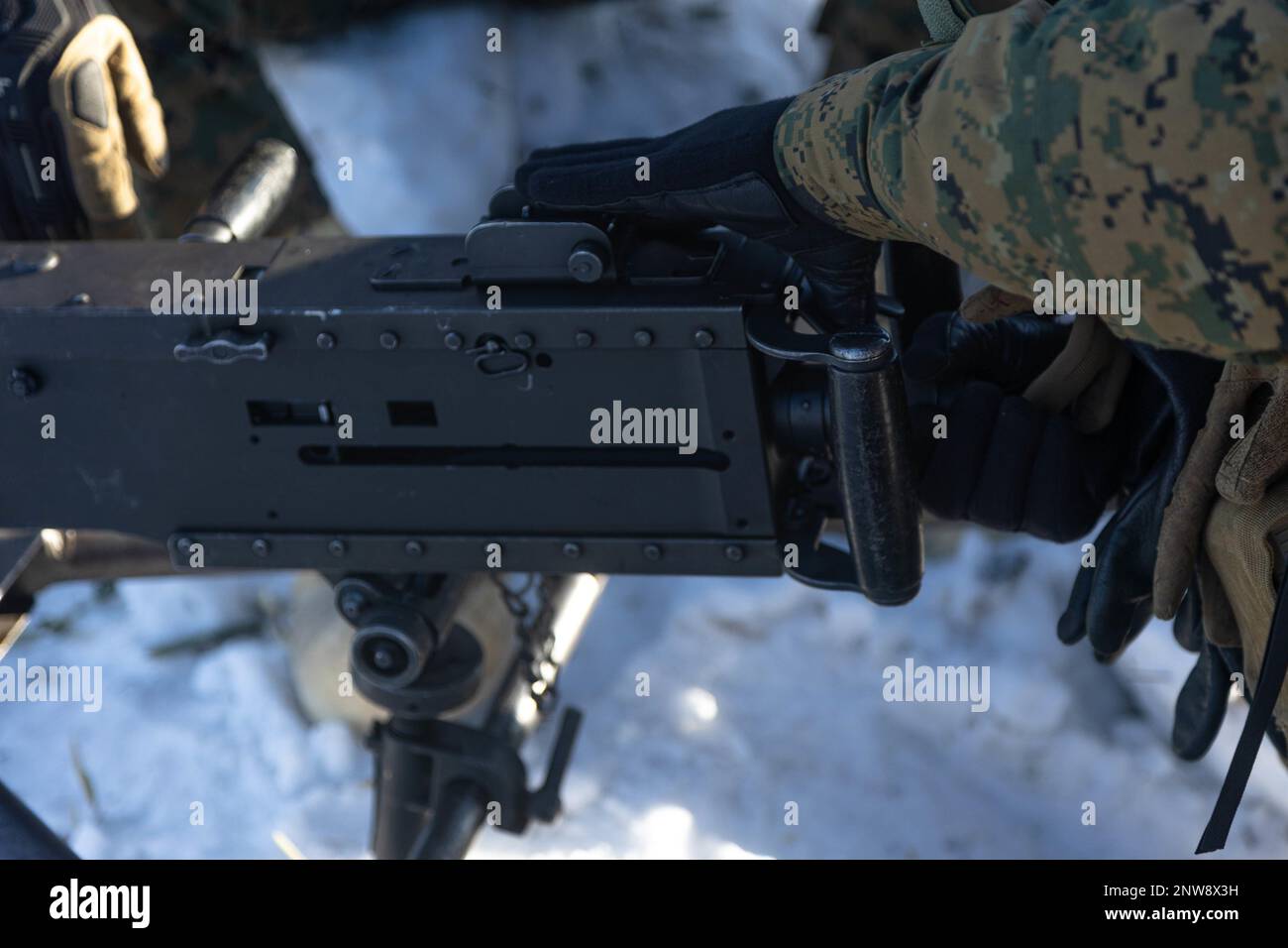 ÉTATS-UNIS Marines avec 3D Bataillon, 12th Marines fonction vérifier une mitrailleuse M2A1 pendant le programme d'entraînement de déplacement de l'Artillerie 22,4 dans la zone de manœuvre de Yusubetsu, Hokkaido, Japon, 28 janvier 2023. Les compétences développées à l'ARTP augmentent la compétence et la préparation de la seule unité d'artillerie déployée en permanence dans le corps des Marines, leur permettant de fournir des feux indirects de précision. Banque D'Images