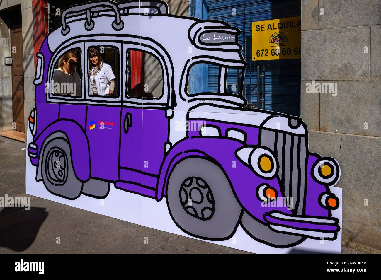 Une femme entre dans un bus de dessins animés Foto Mundo Color dans le cadre du festival la Noche en Blanco à San Cristobal de la Laguna, Tenerife. Banque D'Images