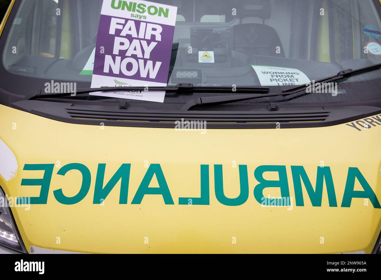 Membres DE L'UNISON Ambulance Workers and Paramedics sur la ligne de piquetage à la station d'Ambulance de Northallerton, qui est à quelques kilomètres seulement de la maison de la circonscription des premiers ministres Sunaks. Banque D'Images