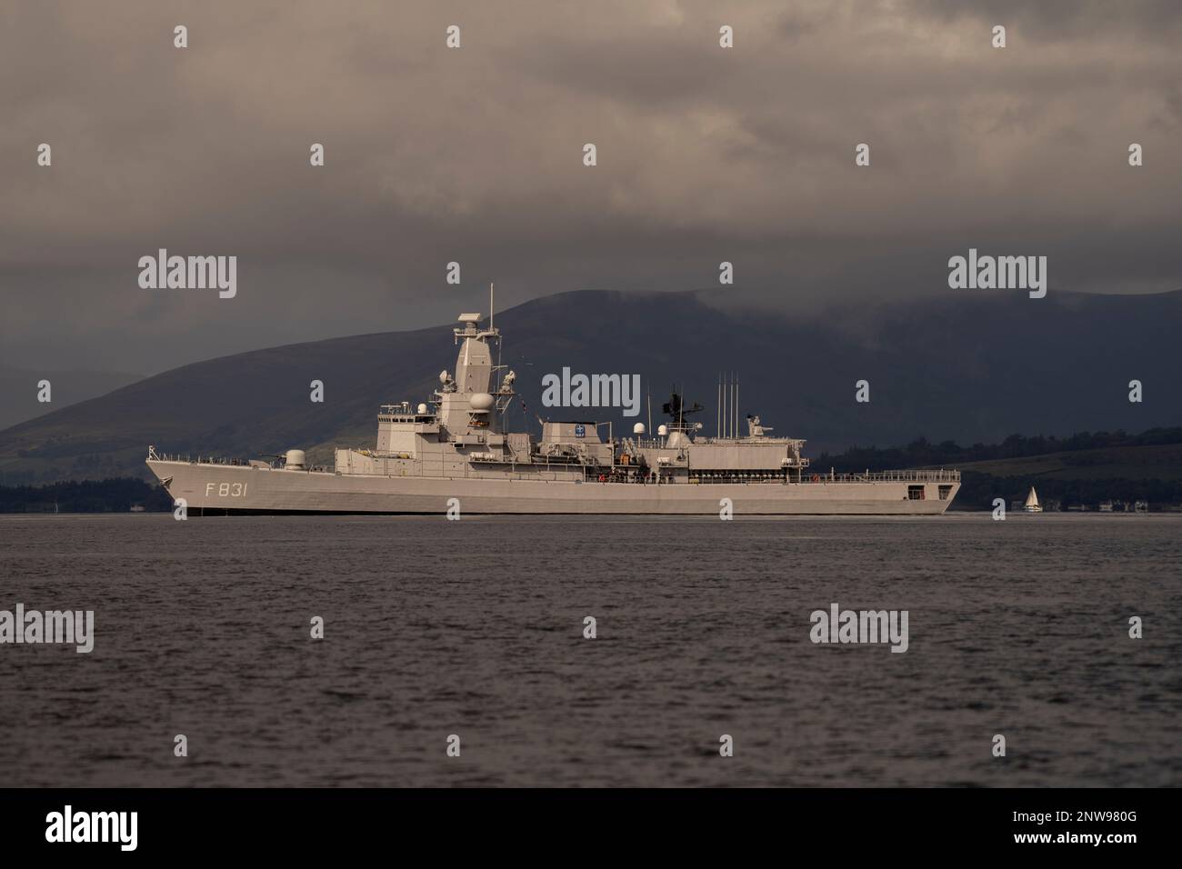 Une classe Karel de frégate multi-usage de la Marine royale des pays-Bas. HNLMS Van Amstel sur le Clyde pour l'exercice joint Warrior 21-2. Banque D'Images