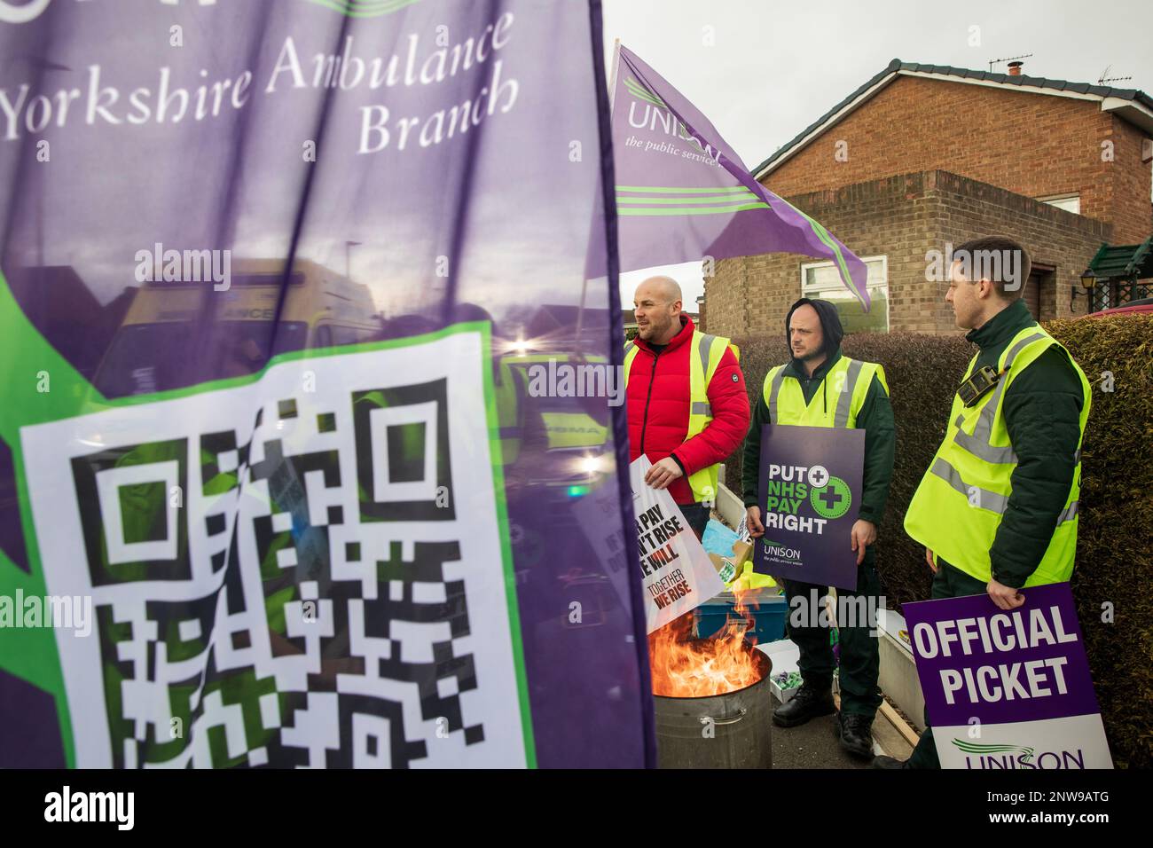 Membres DE L'UNISON Ambulance Workers and Paramedics sur la ligne de piquetage à la station d'Ambulance de Northallerton, qui est à quelques kilomètres seulement de la maison de la circonscription des premiers ministres Sunaks. Banque D'Images