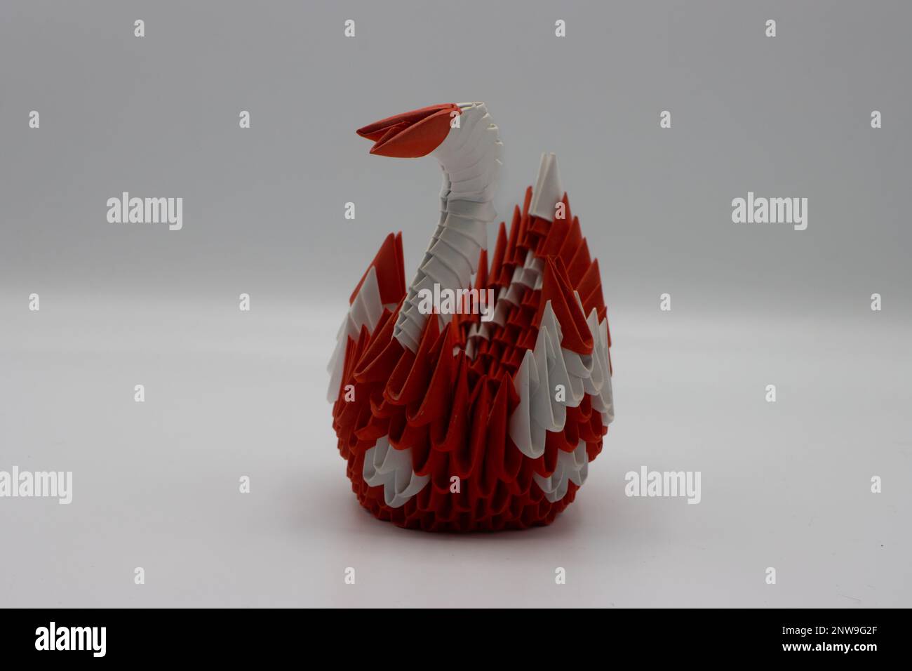 Cygne origami rouge et blanc Banque D'Images