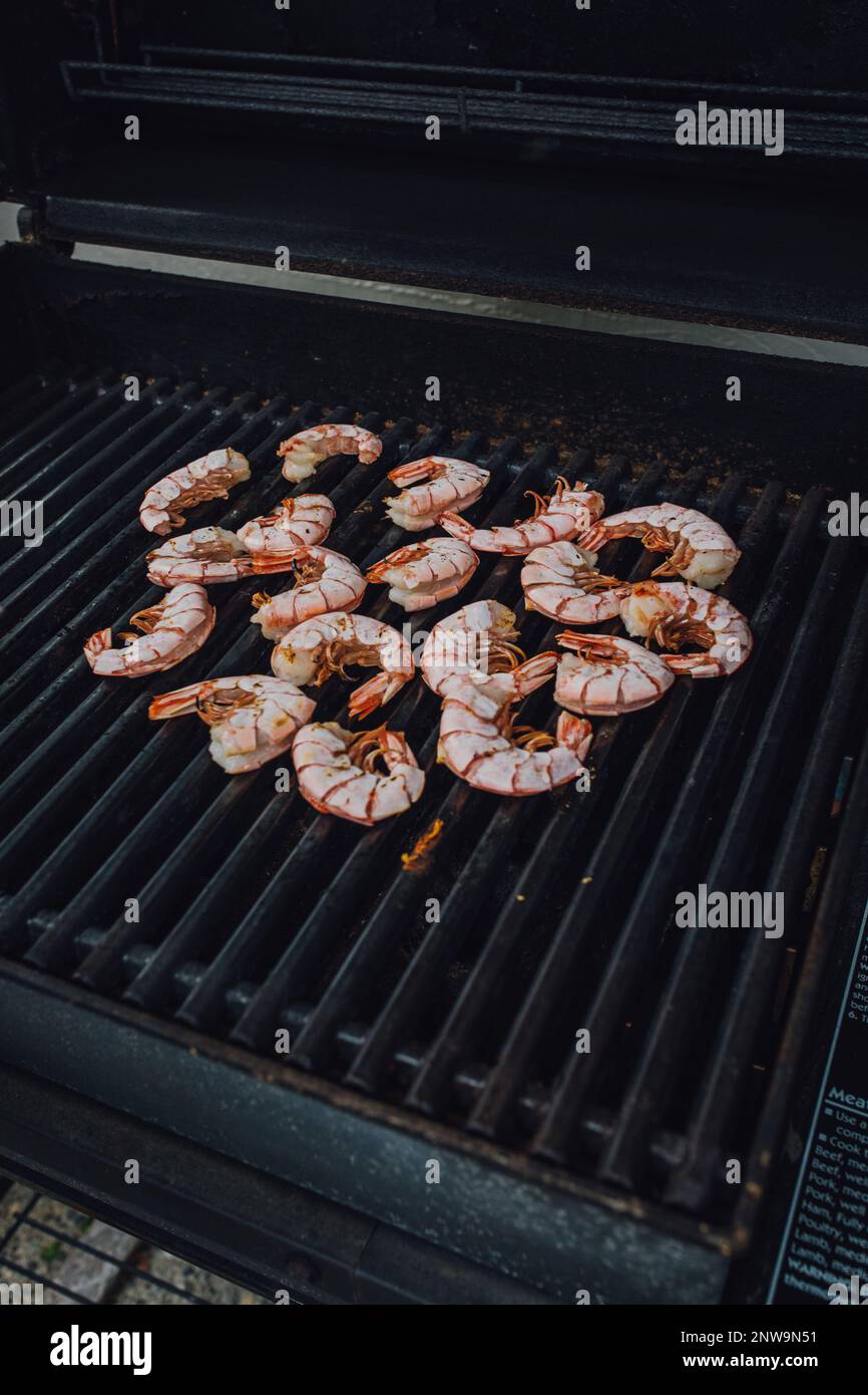 Crevettes Patagoniennes en vrac avec carapace sur le barbecue, crevettes sur la barbie Banque D'Images