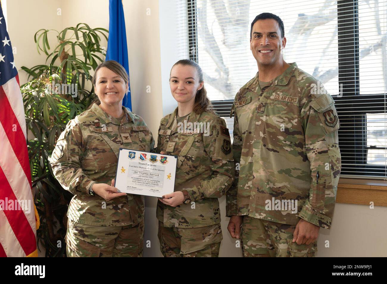 Le colonel Taona Enriquez, commandant de l'installation, et le Sgt. Alan Weary, chef du commandement de l'installation, présentent la caserne de Virginie de classe 1st d'Airman avec un certificat pour avoir été nommé représentant de la sécurité de l'unité du quartier à la base aérienne de Hanscom, Mass., 3 février. Barrack a été choisi comme L'USR du trimestre pour sa contribution exceptionnelle et son soutien au programme de sécurité Team Hanscom. Banque D'Images