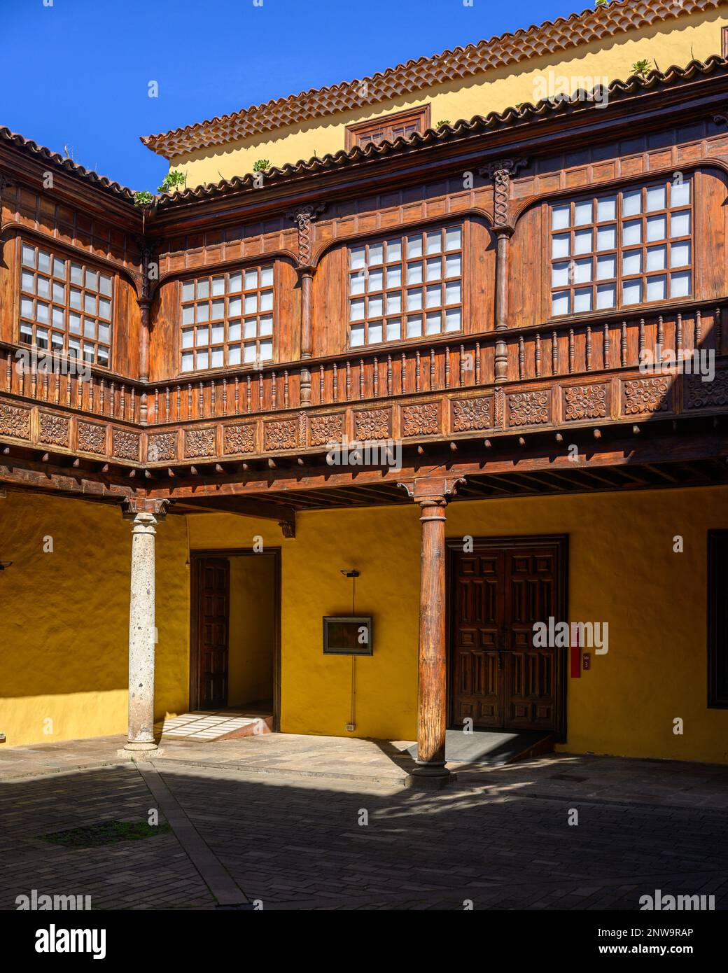 Une cour ombragée dans le Palacio Lercaro avec ses galeries traditionnelles en bois canariennes, richement sculptées et décorées, donnant sur le patio ci-dessous Banque D'Images