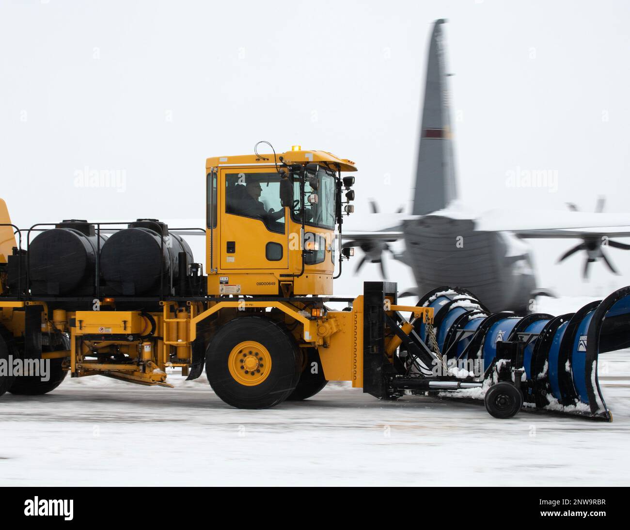 Les employés de l'État du Minnesota de l'escadron du génie civil du 133rd déneigement à St. Paul, Minn., 4 janvier 2023. La mission de l'escadron est de concevoir, d'évoluer et de dépasser. Banque D'Images