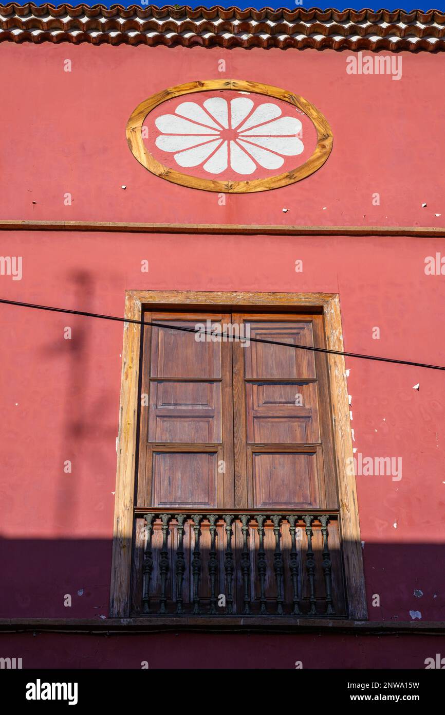 Le soleil de fin d'après-midi attrape un motif de fleurs peint sur un bâtiment ocre dans Calle San Agustin, la Laguna. Banque D'Images