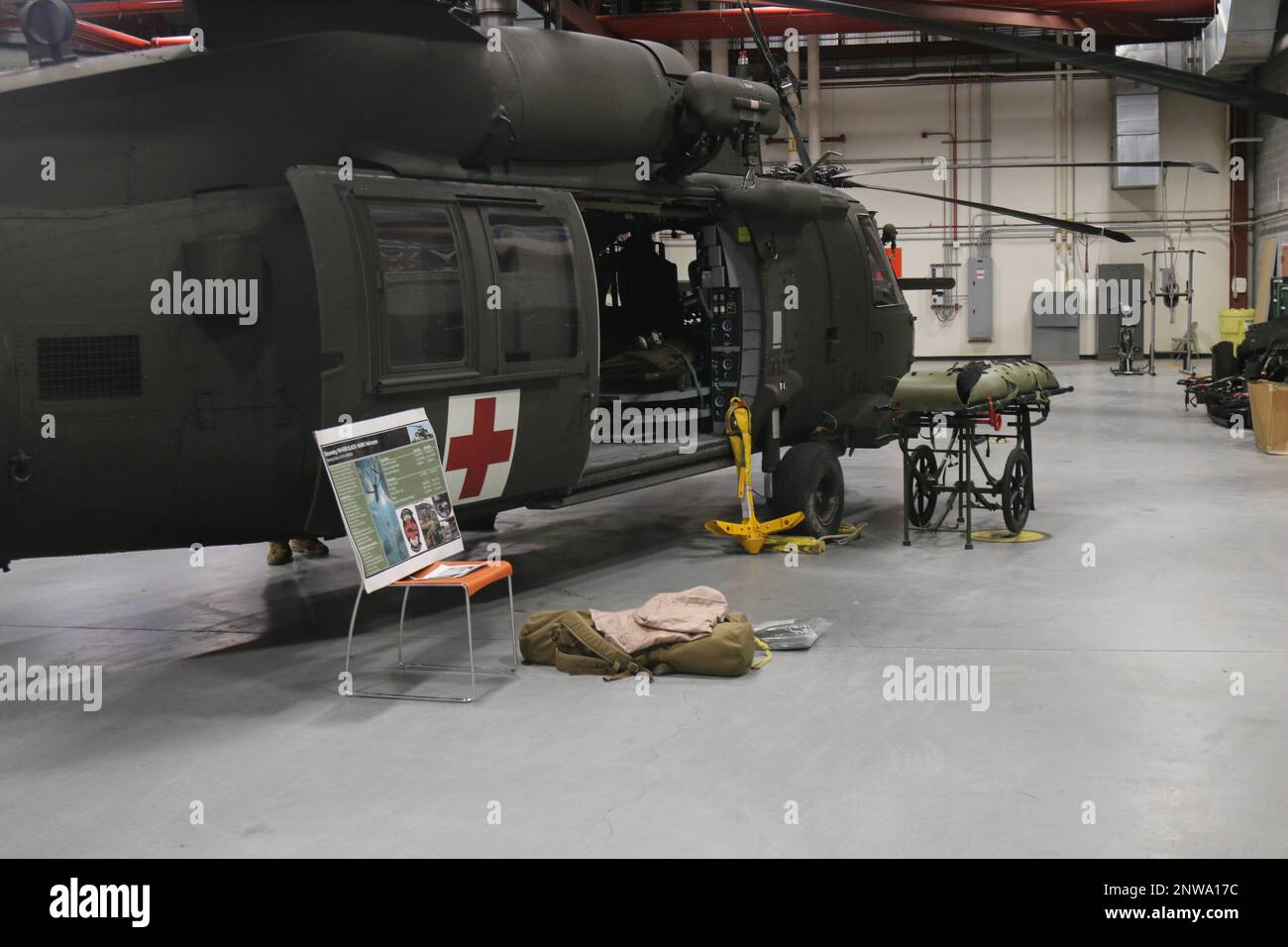 HH-60M Black Hawk, du 3-10 General support Aviation Battalion, 10th combat Aviation Brigade, s'est mis en place pour voir, le 26 janvier, à fort Drum, NY. Le Black Hawk a été mis en place à l'avance pour permettre aux professionnels de l'hôpital de voir tous les composants médicaux stockés dans l'hélicoptère. Banque D'Images