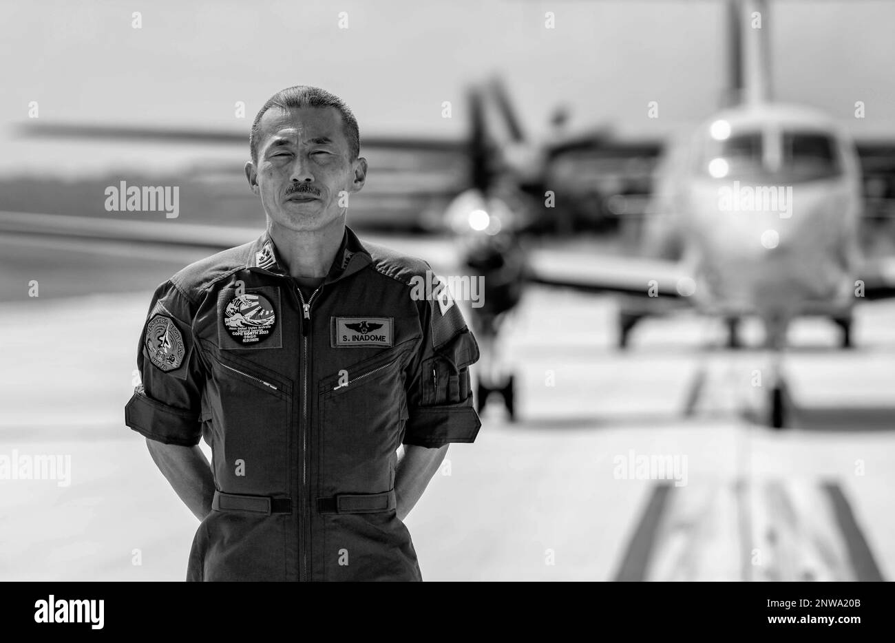 Force d'autodéfense aérienne du Japon (JASDF) le colonel Satora Inadome, COPE North 2023 le directeur de l'exercice de la JASDF, se tient devant un Huron C-12 lors d'une promenade à dos d'éléphant à la base aérienne d'Andersen, Guam, le 9 février 2023. Depuis plus de 40 ans, Cope North intègre des opérations aériennes, ce qui permet aux États-Unis et à nos partenaires d'améliorer l'emploi de forces importantes, l'emploi agile au combat, l'aide humanitaire et les capacités de secours en cas de catastrophe dans l'Indo-Pacifique. Banque D'Images