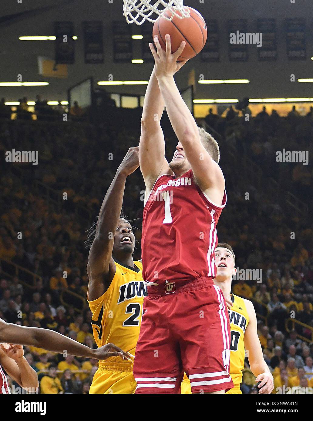IOWA CITY, IA - NOVEMBER 30: Wisconsin Badgers guard Brevin Pritzl (1) rebounds the ball during a Big Ten Conference college basketball game between the Wisconsin Badgers and the Iowa Hawkeyes on November 30, 2018, in Carver-Hawkeye Arena, Iowa City, IA. (Photo by Keith Gillett/Icon Sportswire) (Icon Sportswire via AP Images) Banque D'Images