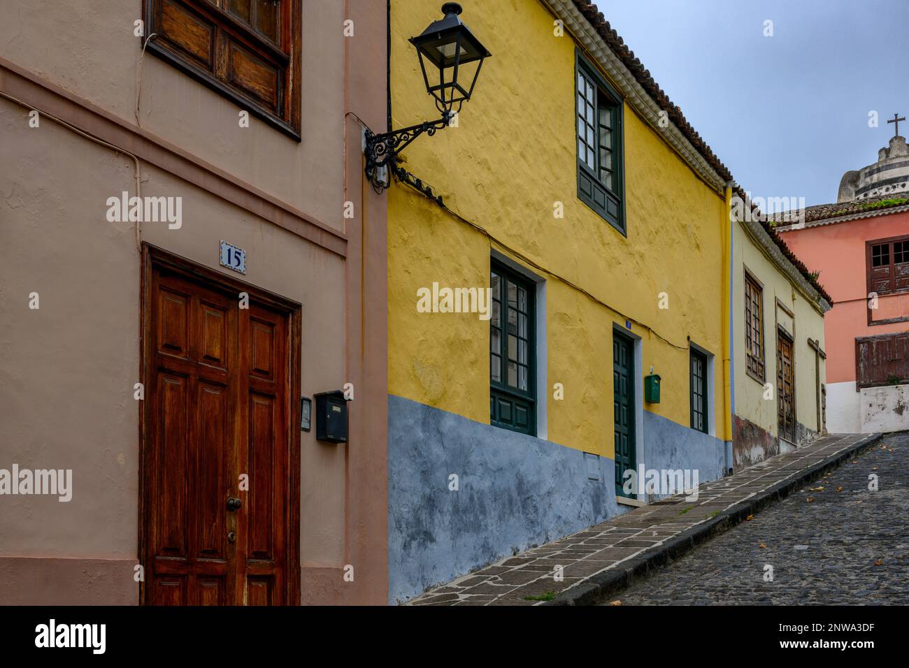 Des maisons traditionnelles colorées bordent la rue Dr Glex Garcia, à la Orotava de Tenerife. Banque D'Images