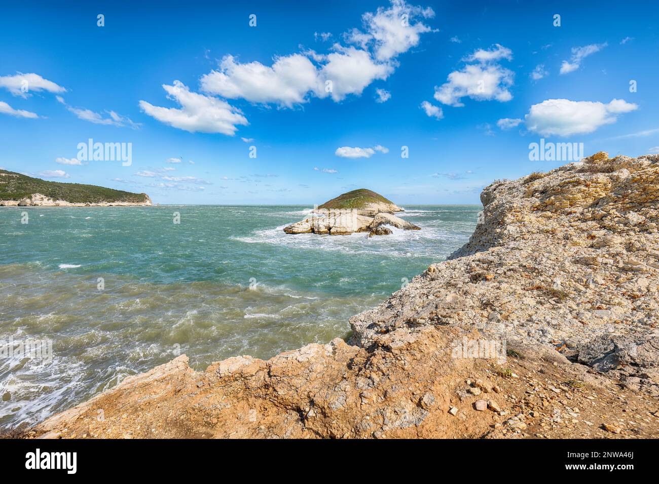 Au-dessus des falaises sur la côte de Vieste. Côte rocheuse d'été Baia Di Campi Vieste sur la péninsule de Gargano, Puglia, Italie Banque D'Images