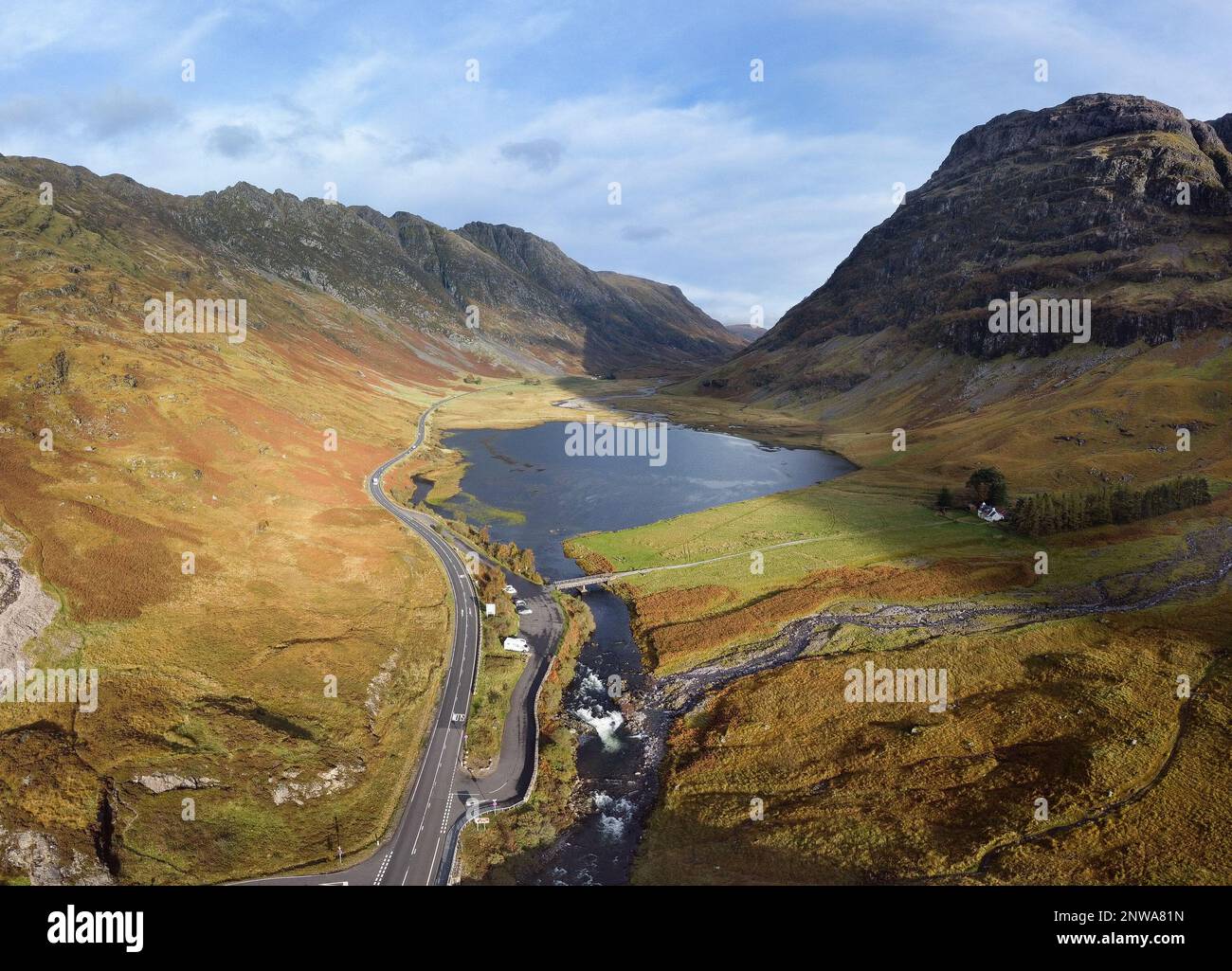 Vue aérienne de la route A82 à travers Glen COE dans les Highlands écossais avec Loch Achtriochtan en dessous Banque D'Images