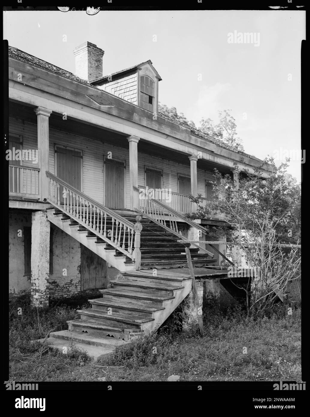 Montague ou Montagut Plantation, réserve, St. John The Baptist Parish, Louisiane. Carnegie Etude de l'architecture du Sud. États-Unis, Louisiane, St. Paroisse Jean-Baptiste, réserve, bâtiments abandonnés, balcons, dormeurs, Maisons, escaliers. Banque D'Images