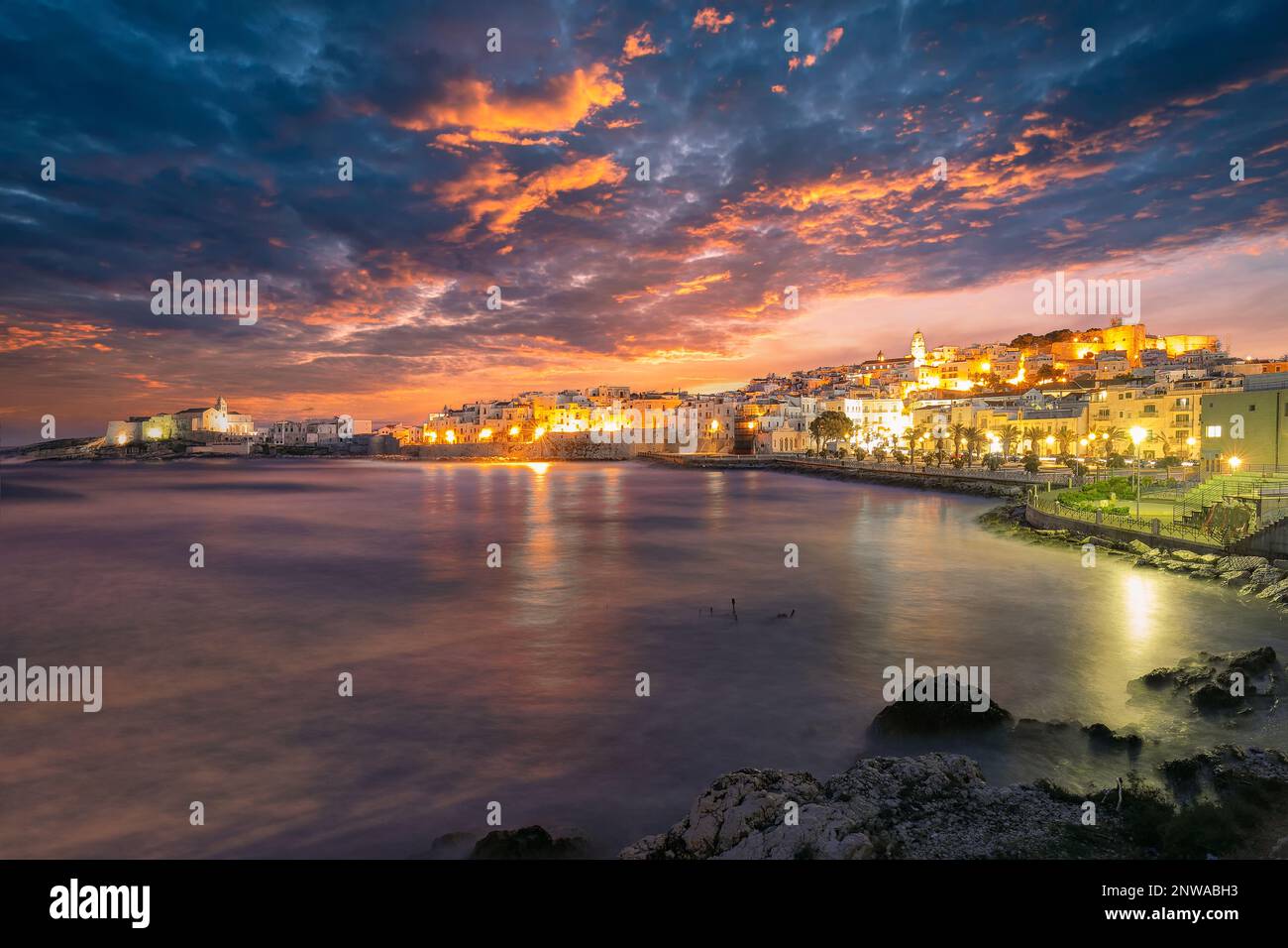 Vue magnifique sur le centre historique et la promenade de la ville de Vieste la nuit. Vue sur la côte de Vieste sur Puglia, Italie, Europe Banque D'Images