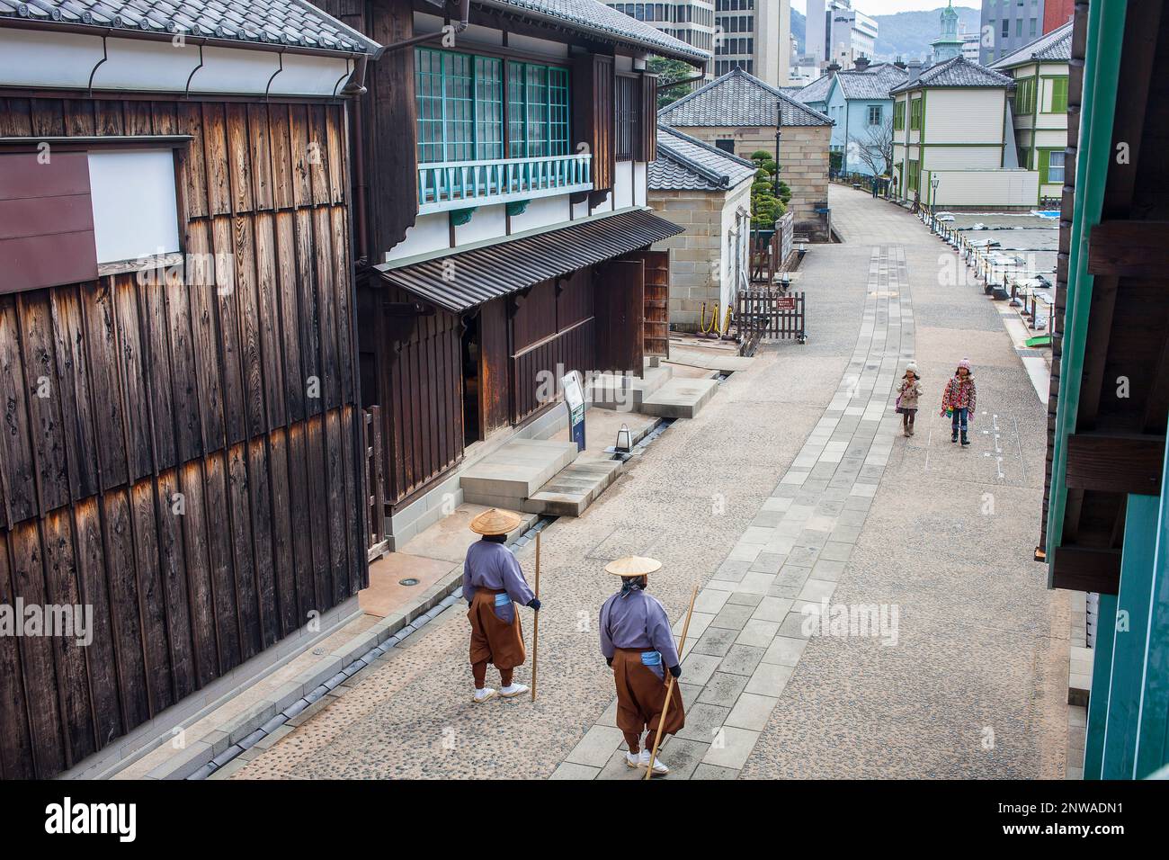 Guides du musée de l'uniforme d'un ancien tuteur et les filles, le musée de Dejima, Nagasaki, Japon. Banque D'Images