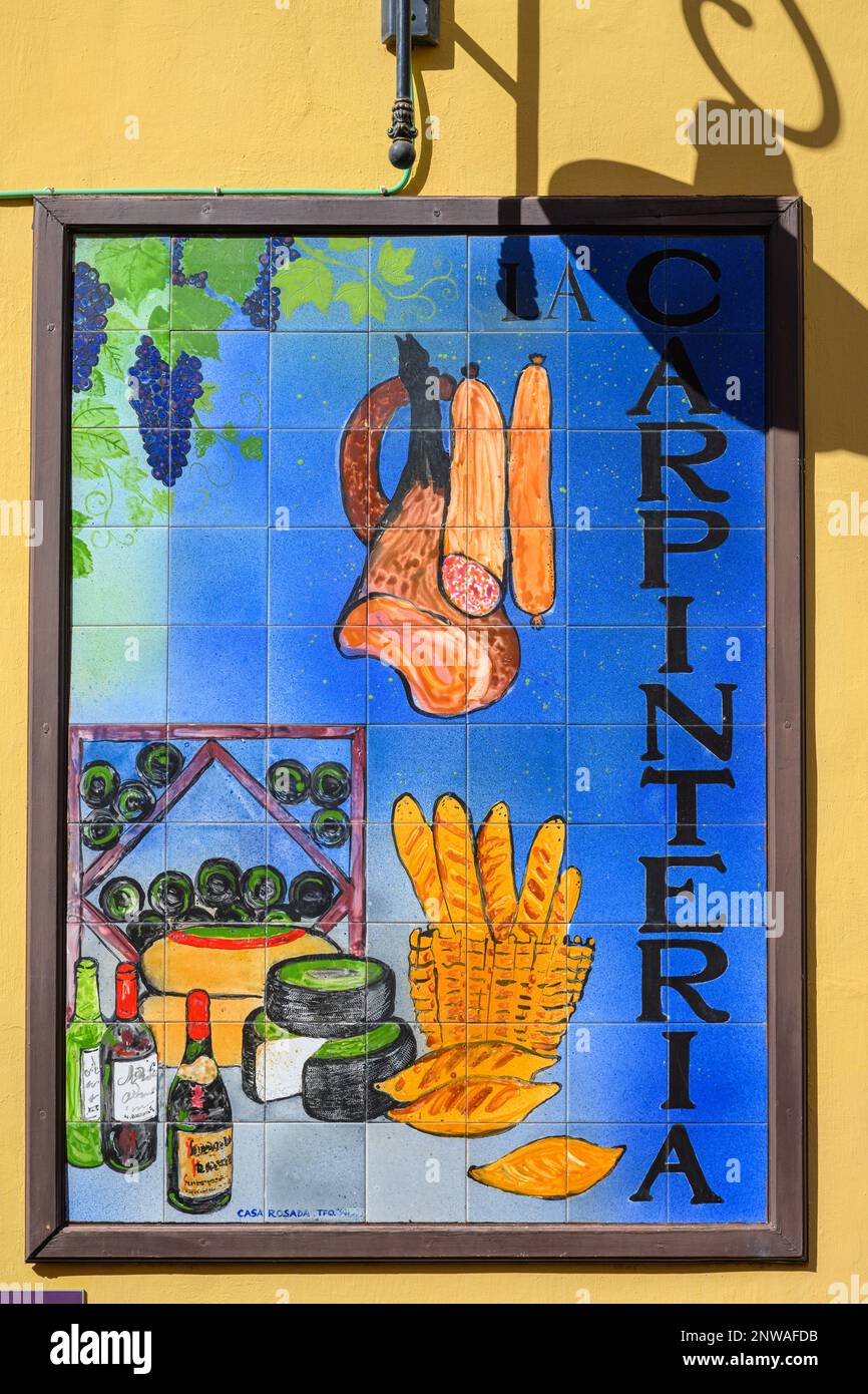 Un panneau en mosaïque coloré annonce la Tasca la Carpinteria dans la Calle Nunez de la Pena à San Cristóbal de la Laguna Banque D'Images